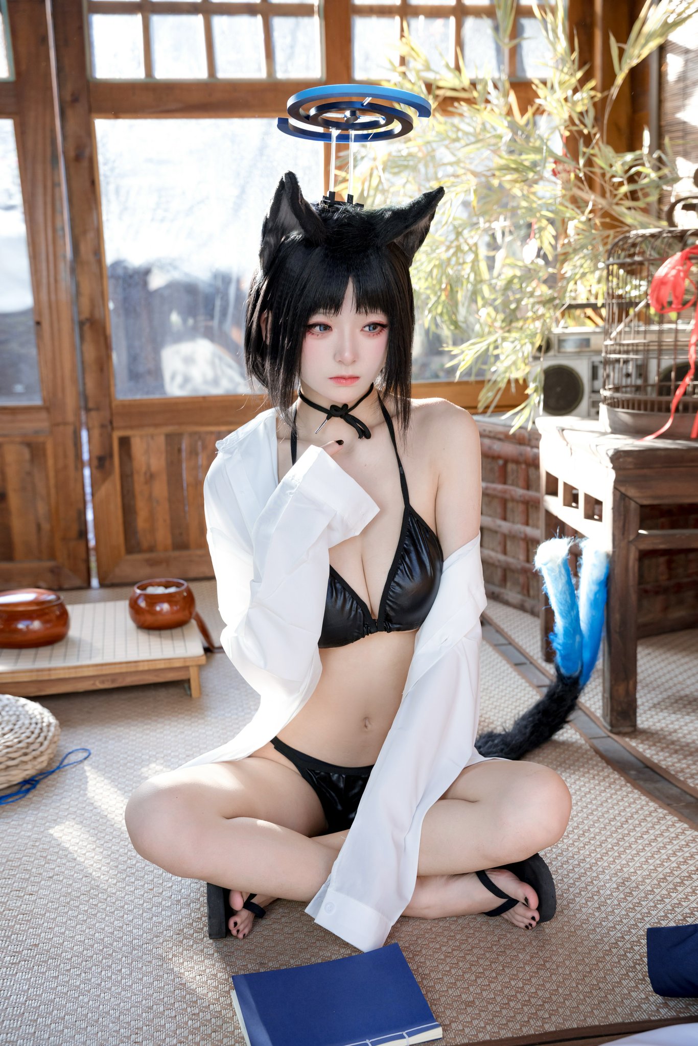 穿着黑色比基尼顶和白色衬衫的女人。