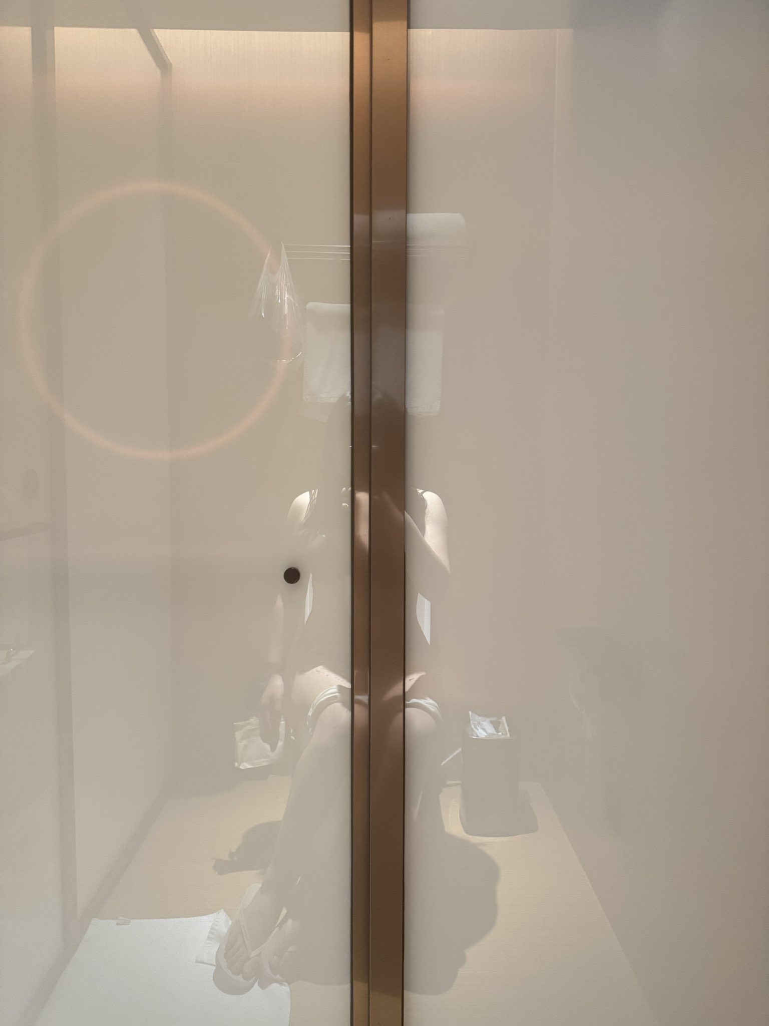 女人在一个房间里拍自拍。