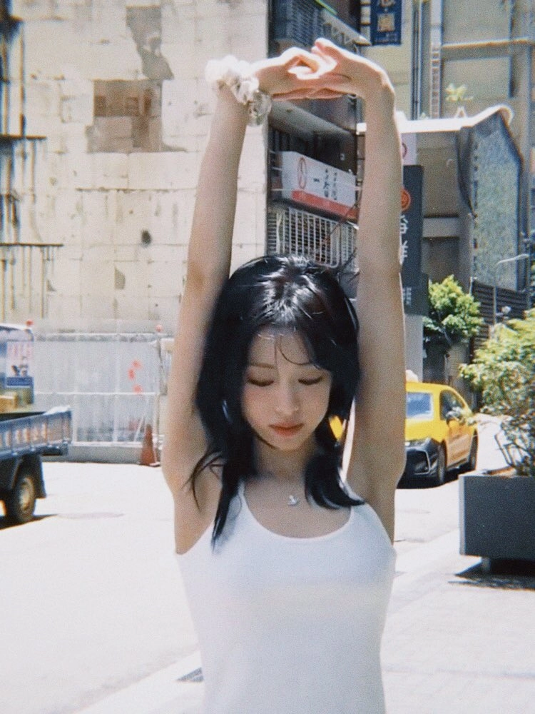 女人抬起她的衬衫来展示她的项链。