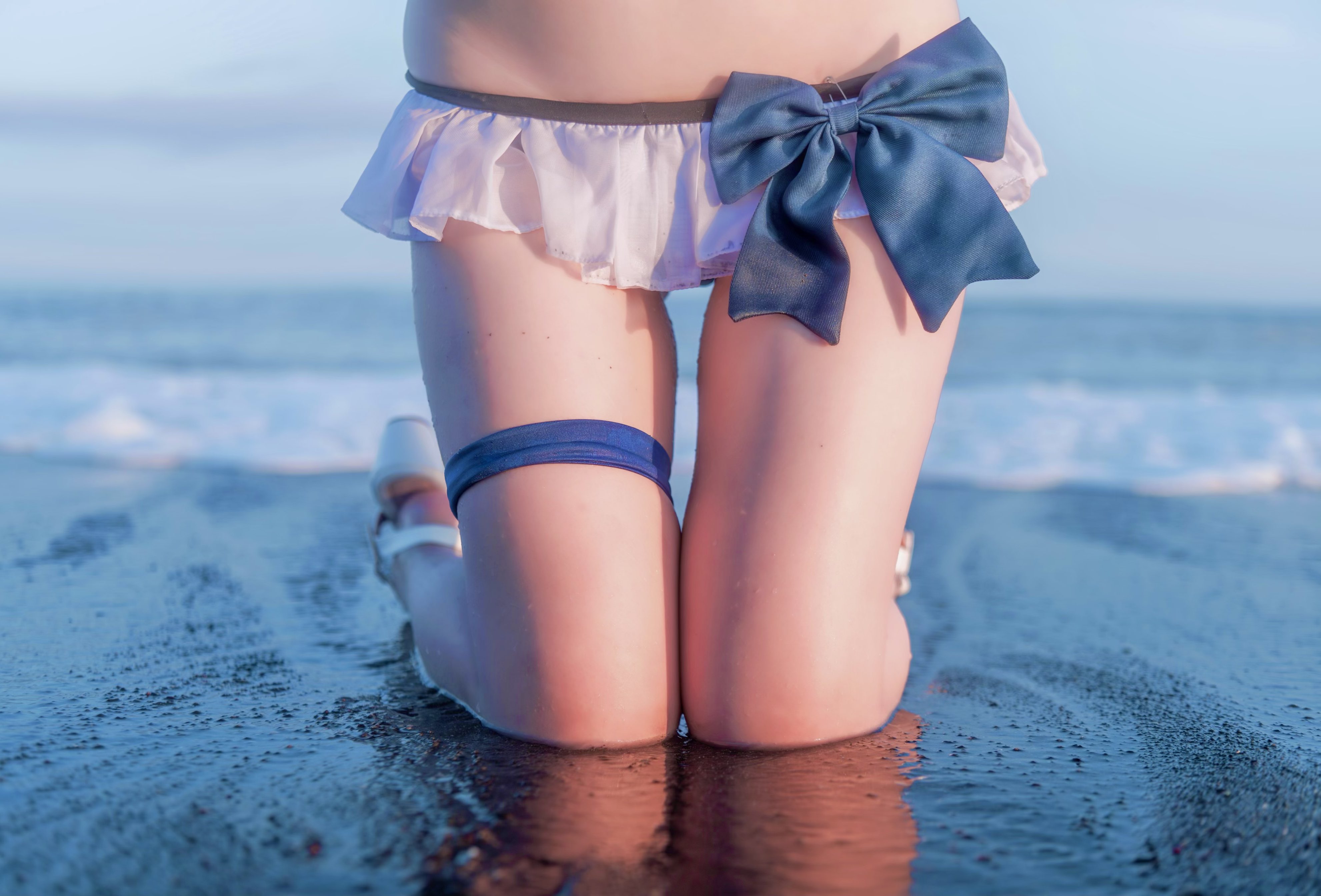 女人在头上戴着蓝色弓。