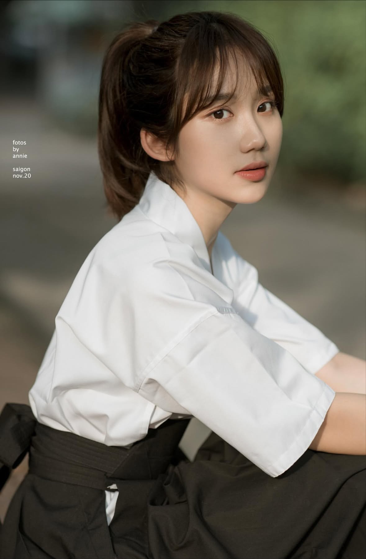 女人从瓶子里喝水。