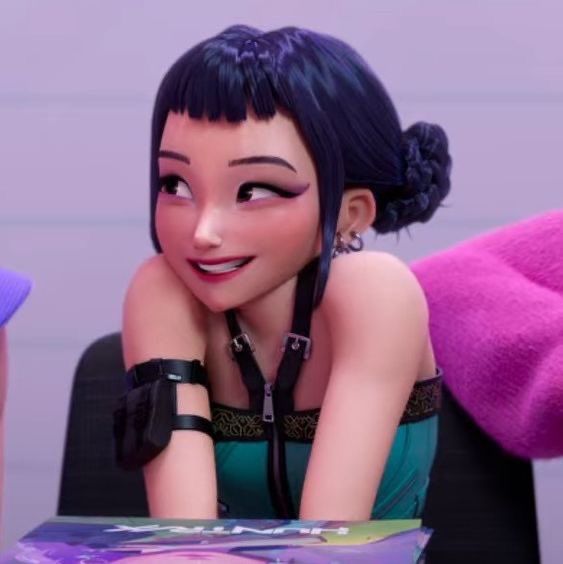 黑头发的女孩和一只马尾巴正在制作一张脸。