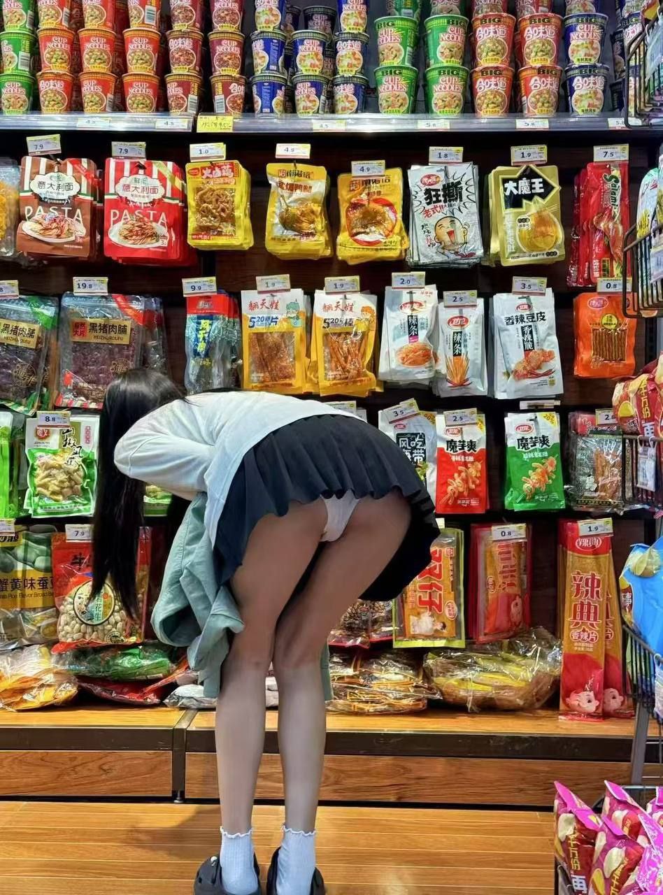 一位穿着黑色衬衫和白色衬衫的女人正在购物。