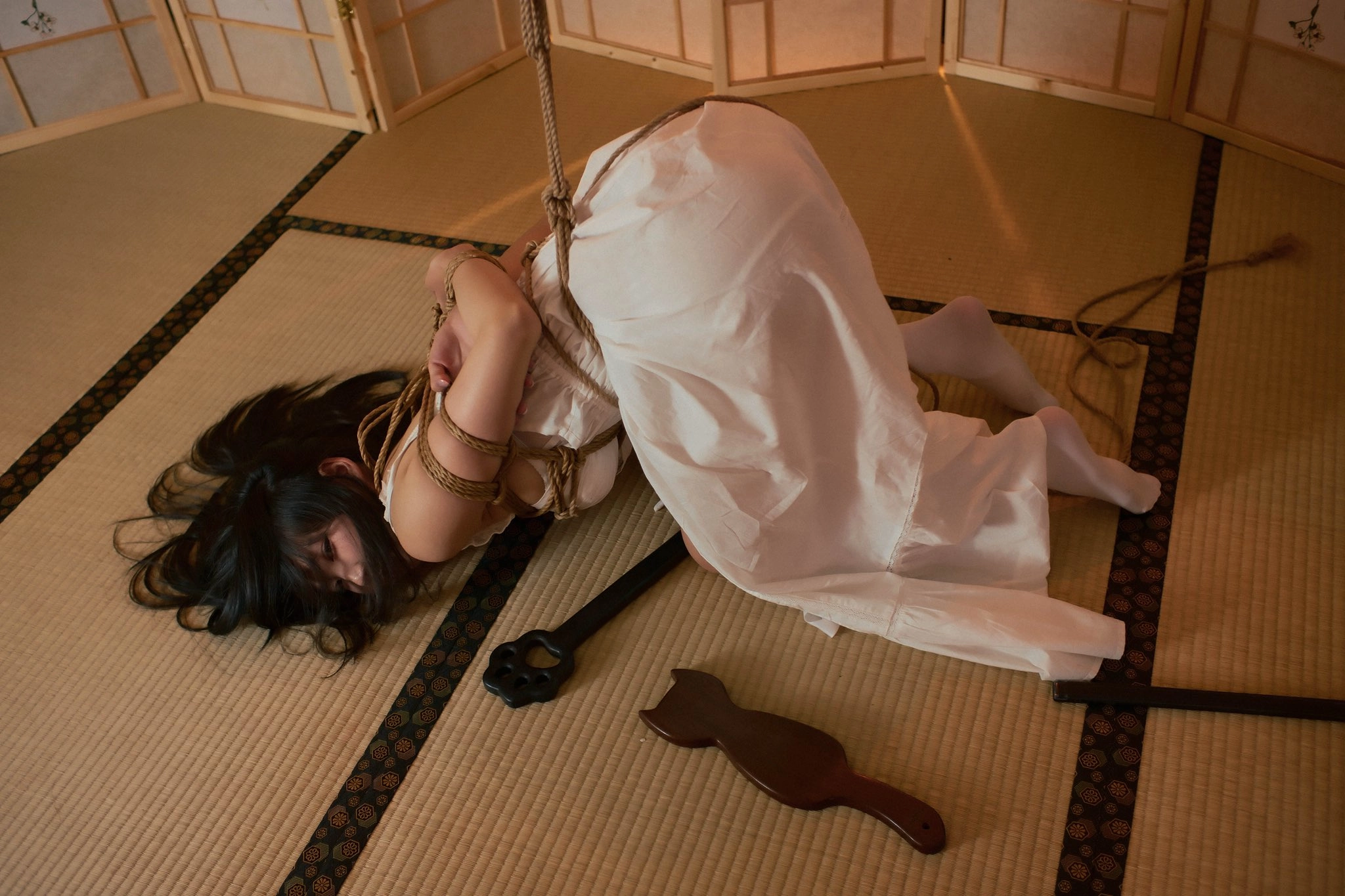 女人被捆绑在椅子上。