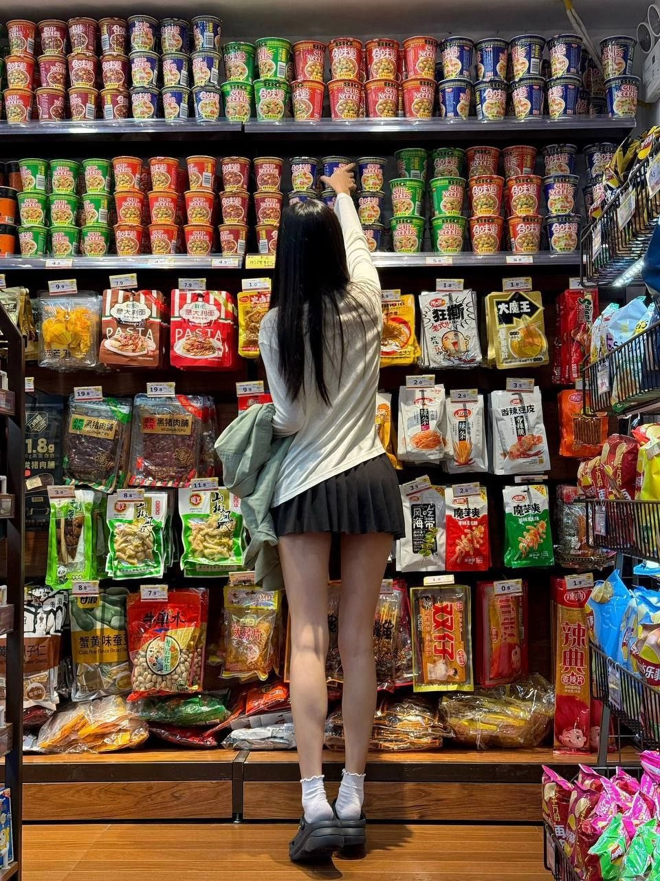 一位穿着黑色衬衫和白色衬衫的女人正在购物。