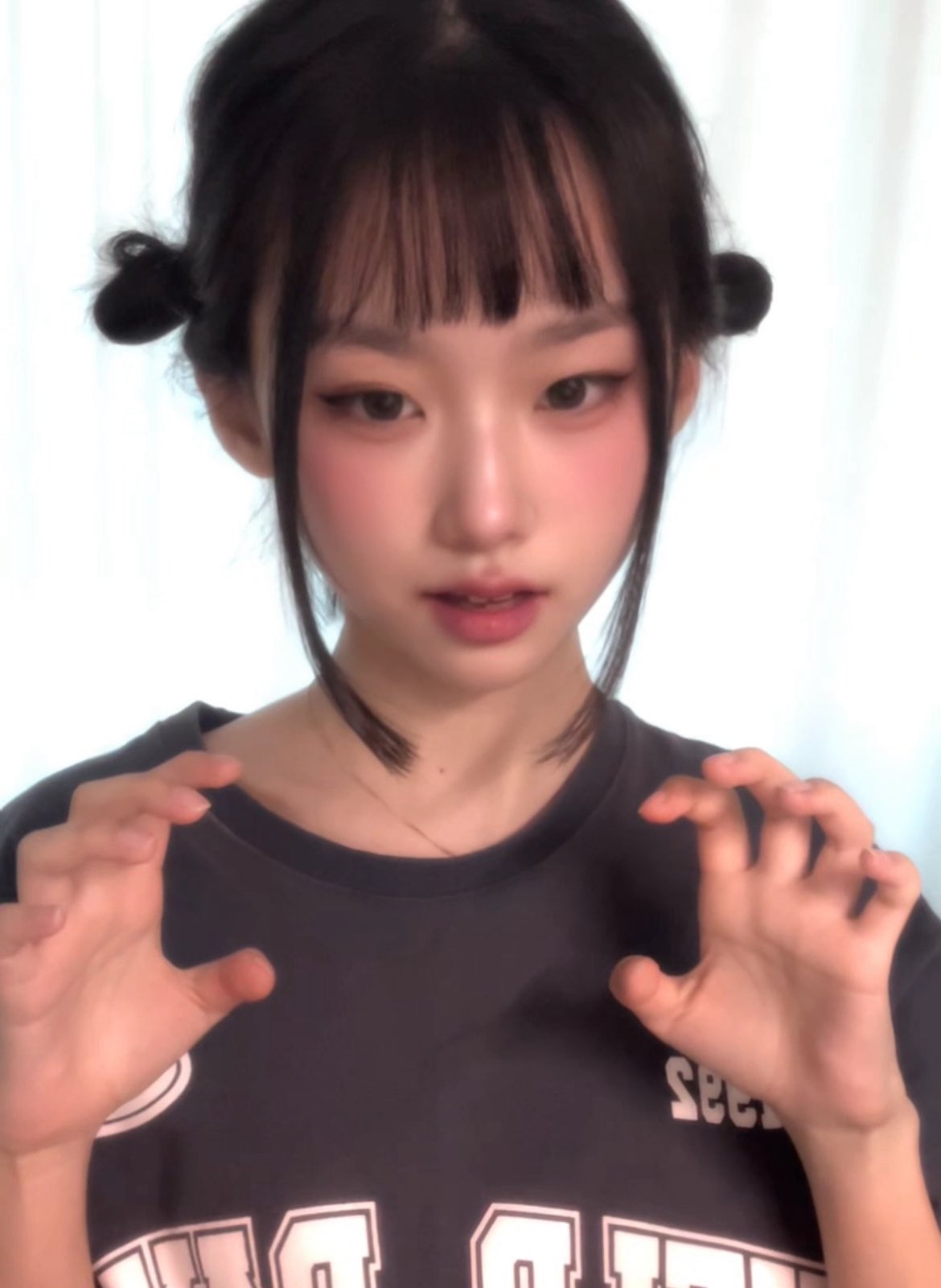 黑头发的女孩和一只马尾巴正在制作一张脸。