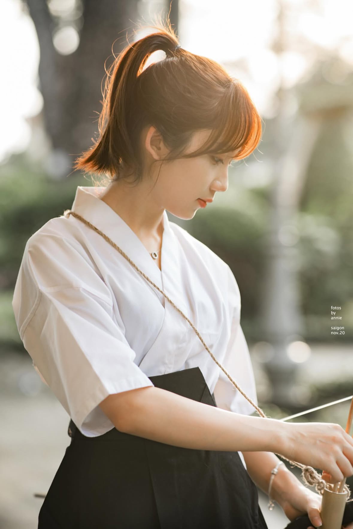 女人从瓶子里喝水。