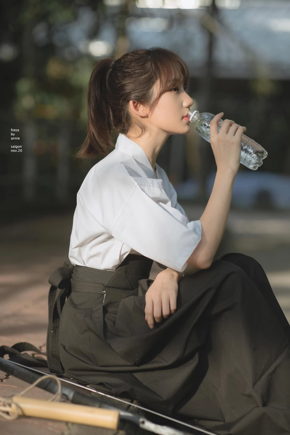 女人从瓶子里喝水。