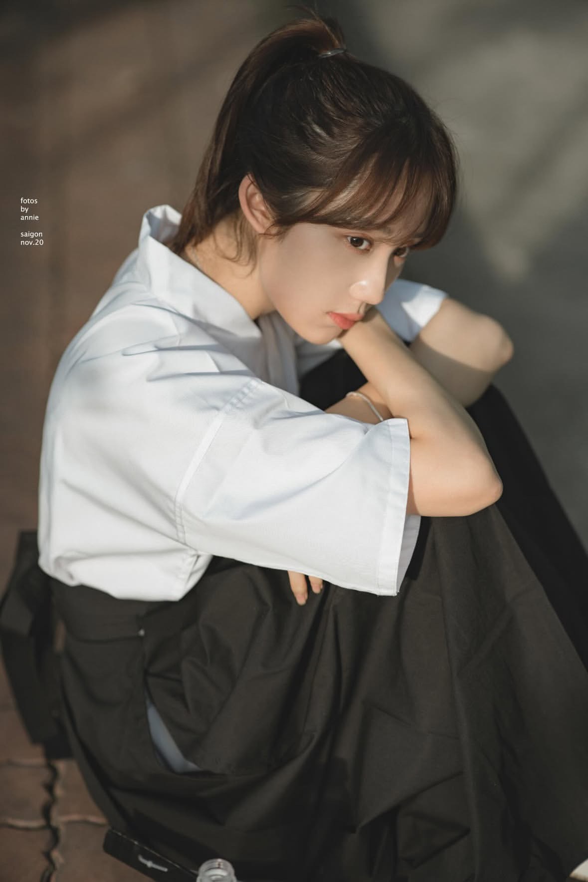 女人从瓶子里喝水。