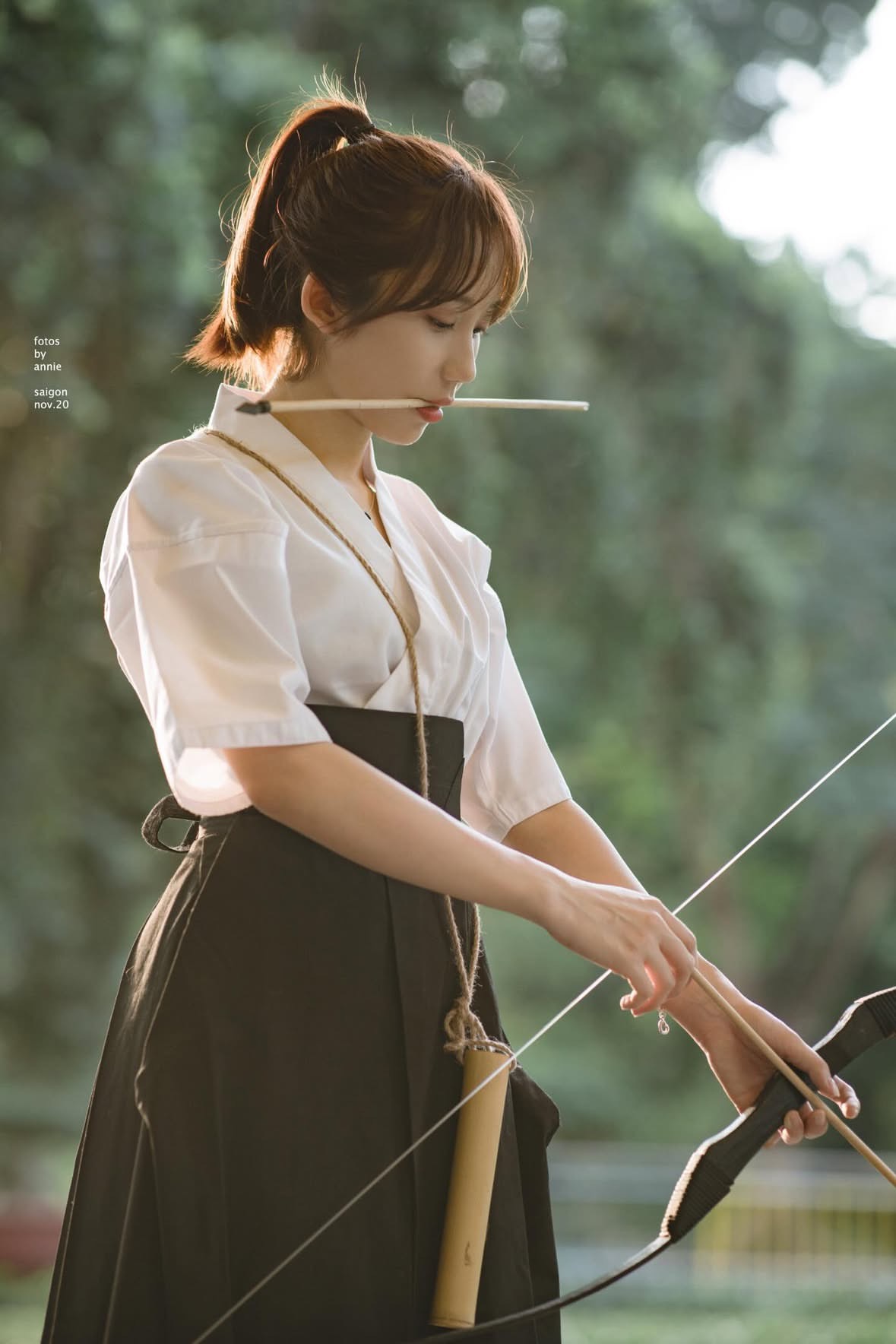 女人从瓶子里喝水。