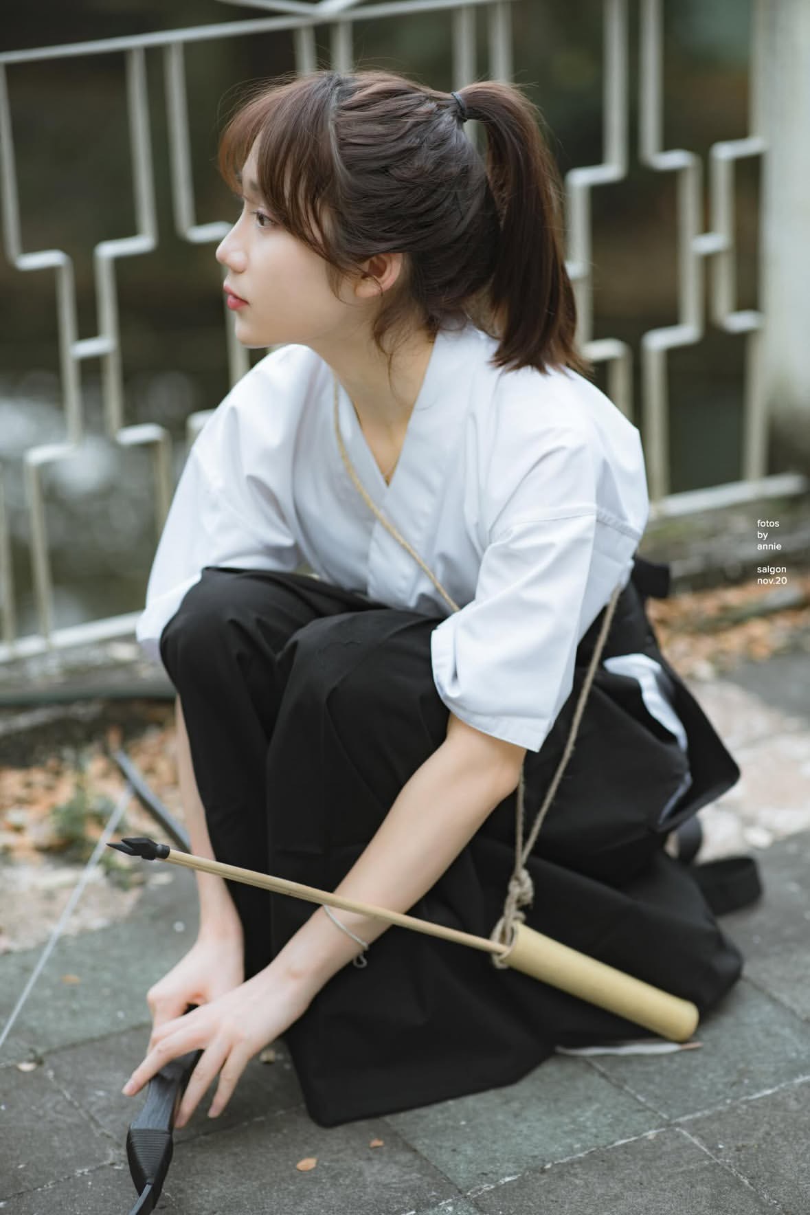 女人从瓶子里喝水。