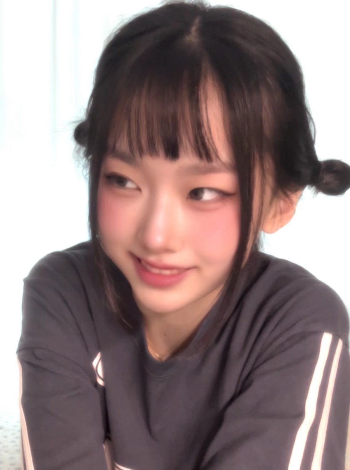 黑头发的女孩和一只马尾巴正在制作一张脸。