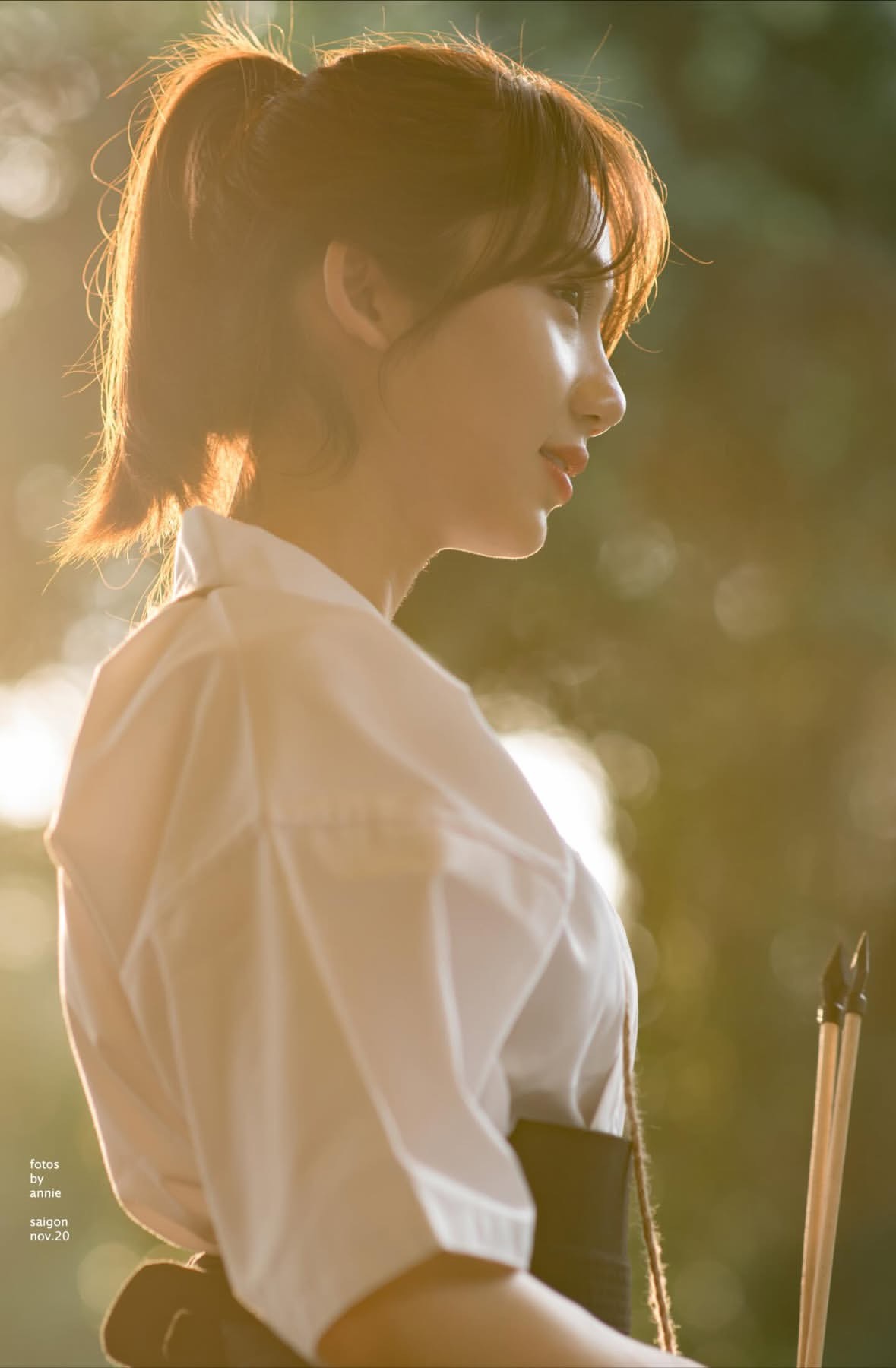 女人从瓶子里喝水。