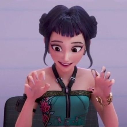 黑头发的女孩和一只马尾巴正在制作一张脸。