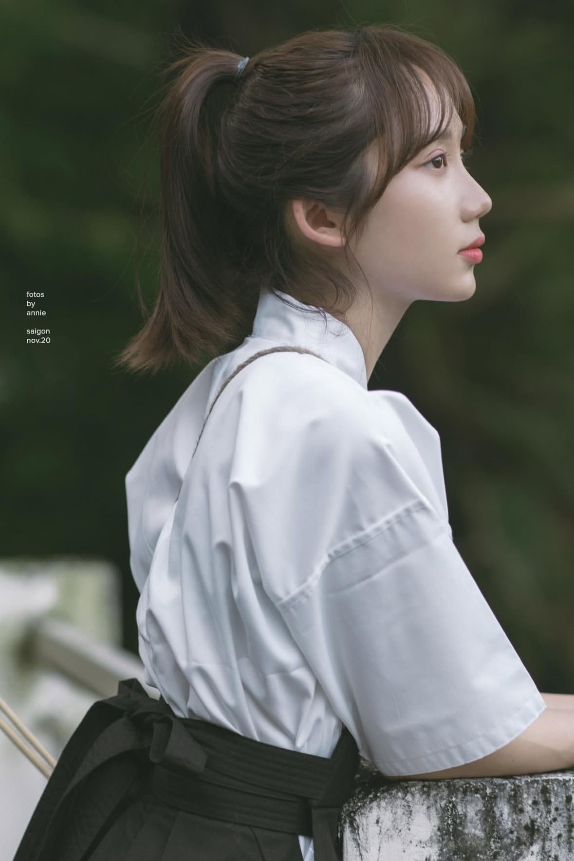 女人从瓶子里喝水。