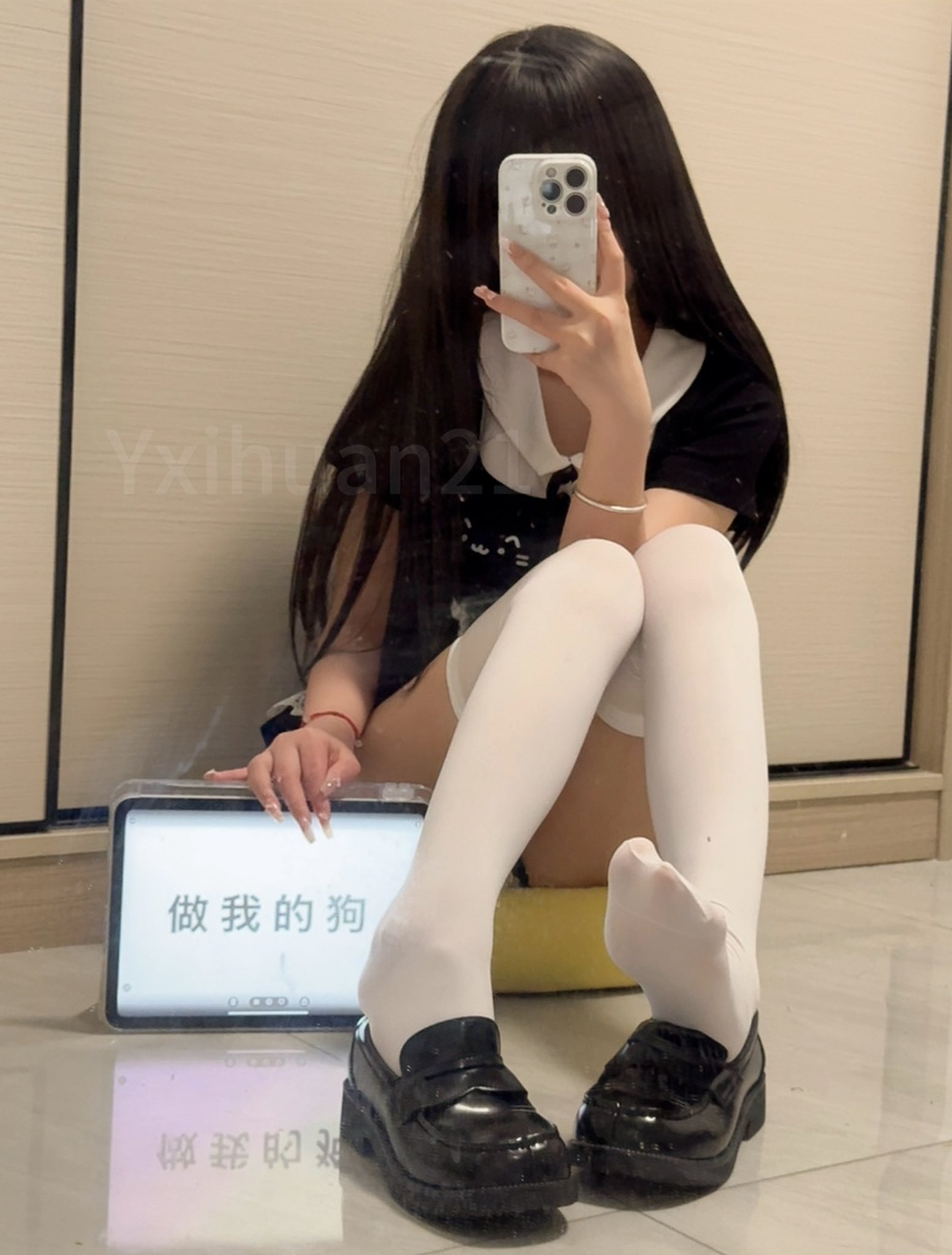 女人用手机拍自拍。