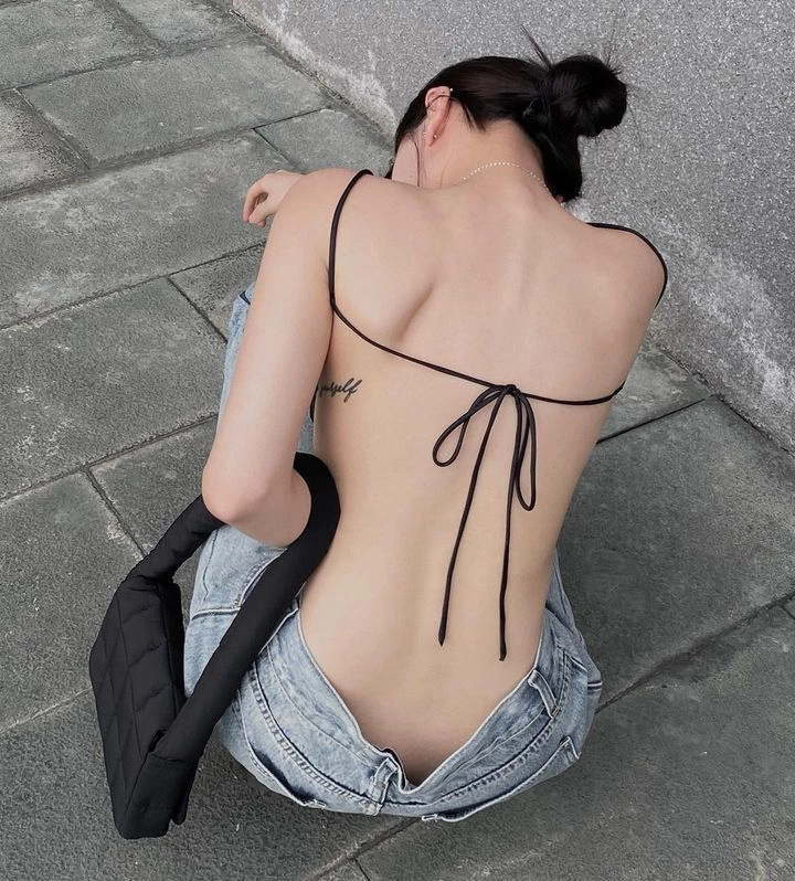 有纹身的女人坐在地上。