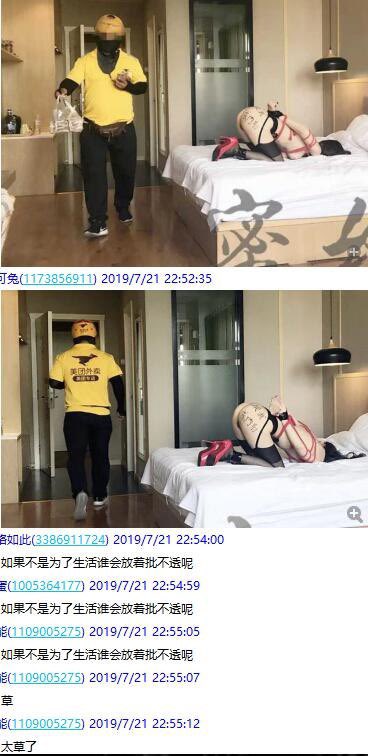 穿着黄色衬衫的男人走进一间房间,里面有一张床和一只被填满的动物。