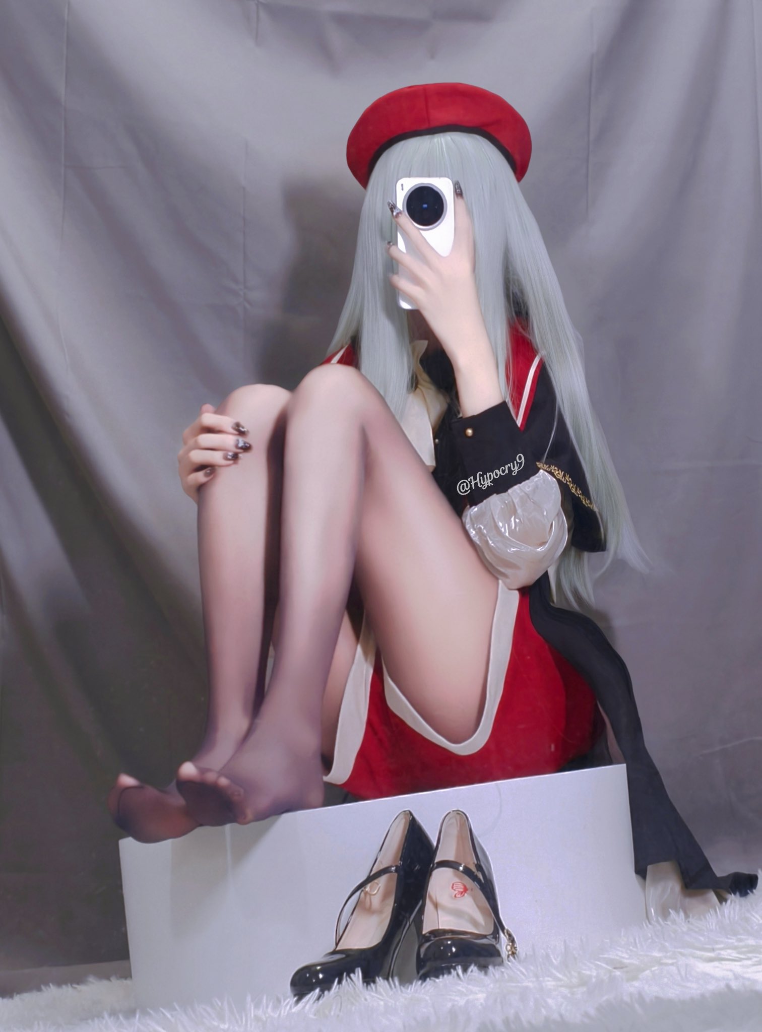 女人用手机拍自拍。