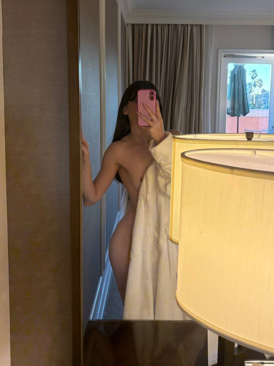女人在镜子里拍个自拍。