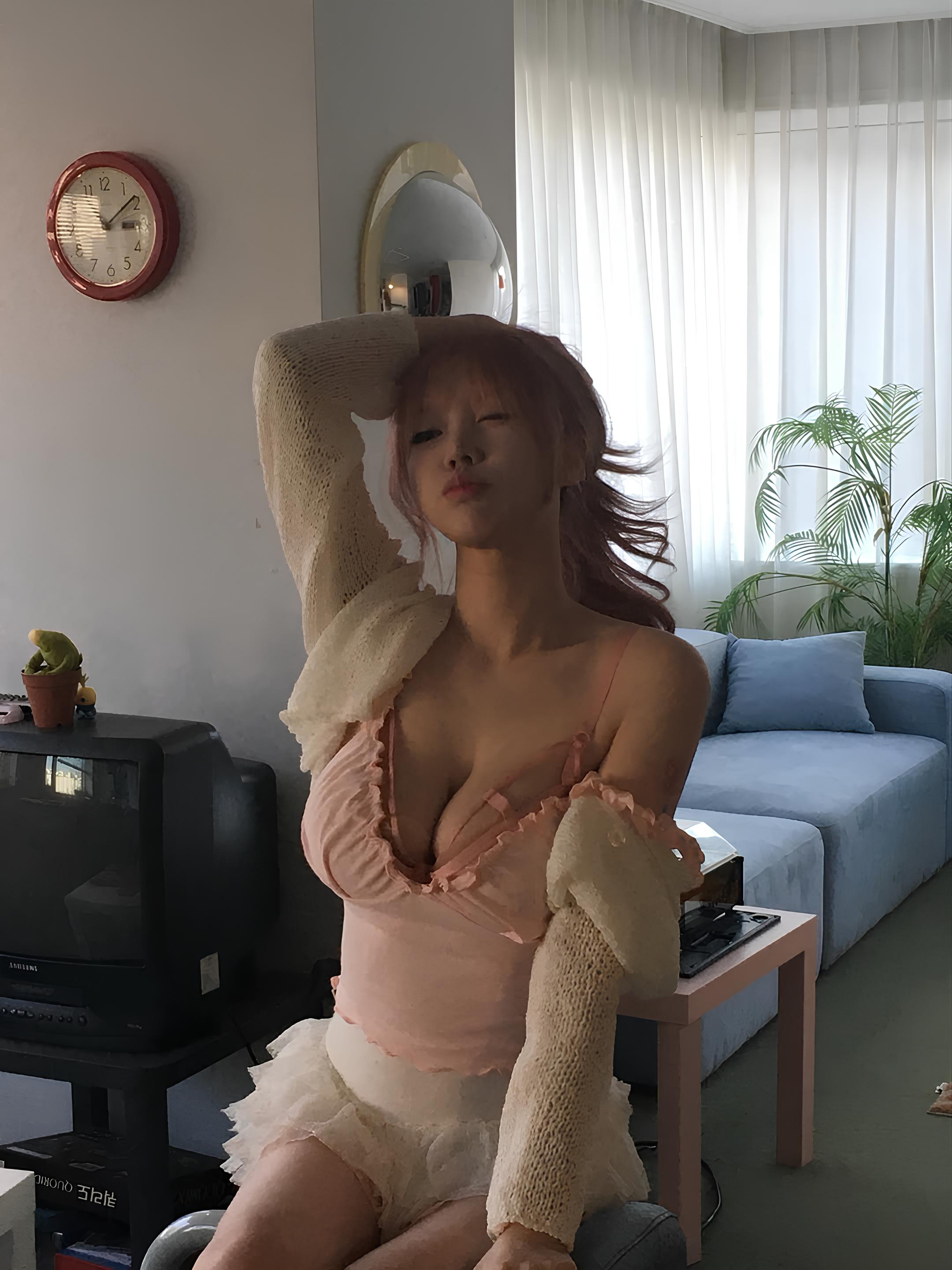 一位女人穿着粉红色的裙子和一件白色衬衫,带有马尾巴。