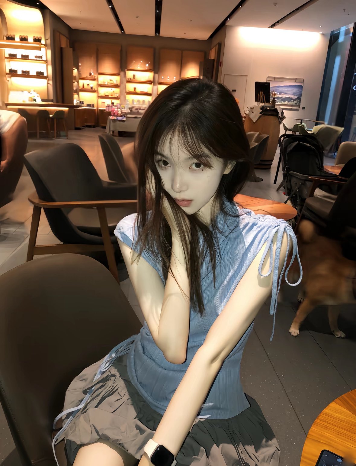 长头发和蓝色衬衫的女人为一张照片。