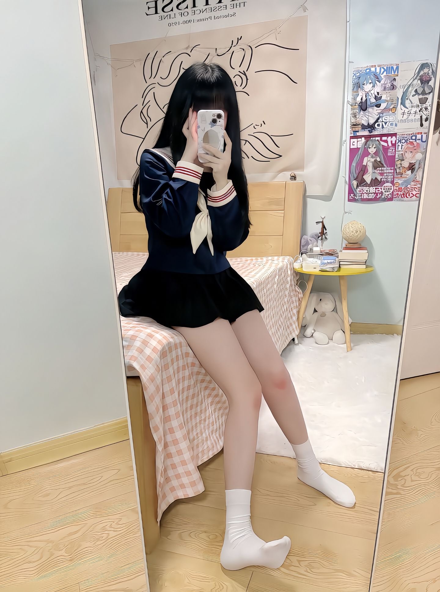 女孩在卧室里拍自拍。