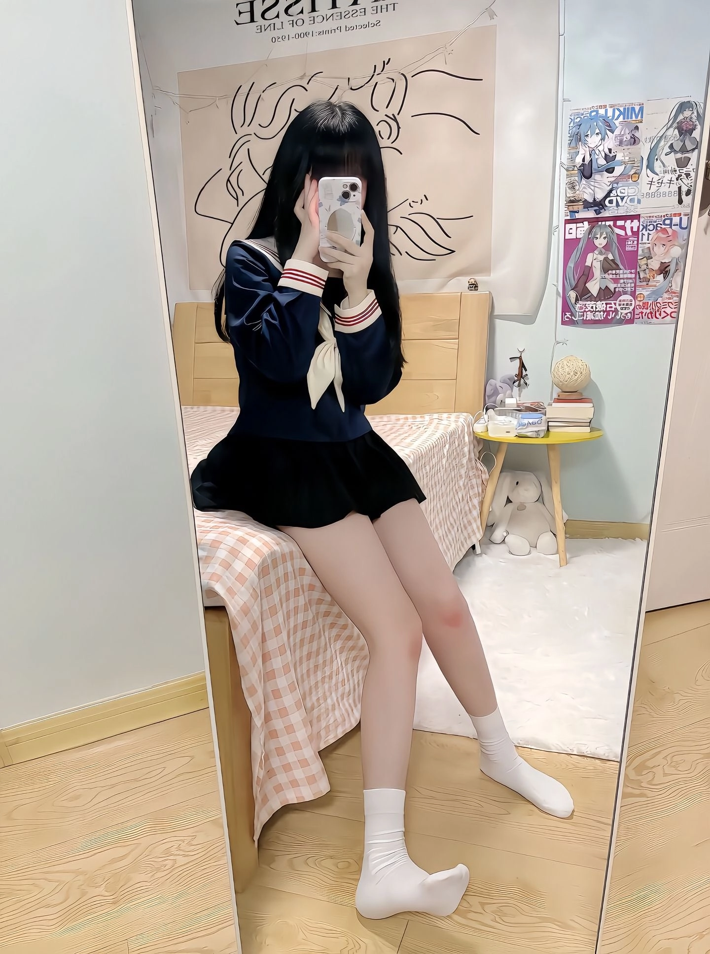 女孩在卧室里拍自拍。