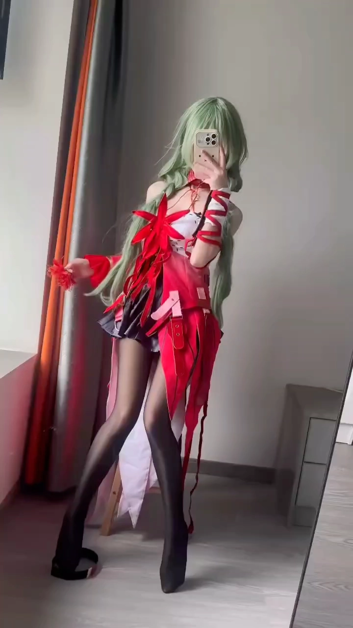 一位穿着红色和白色的女士拍了一张自拍。