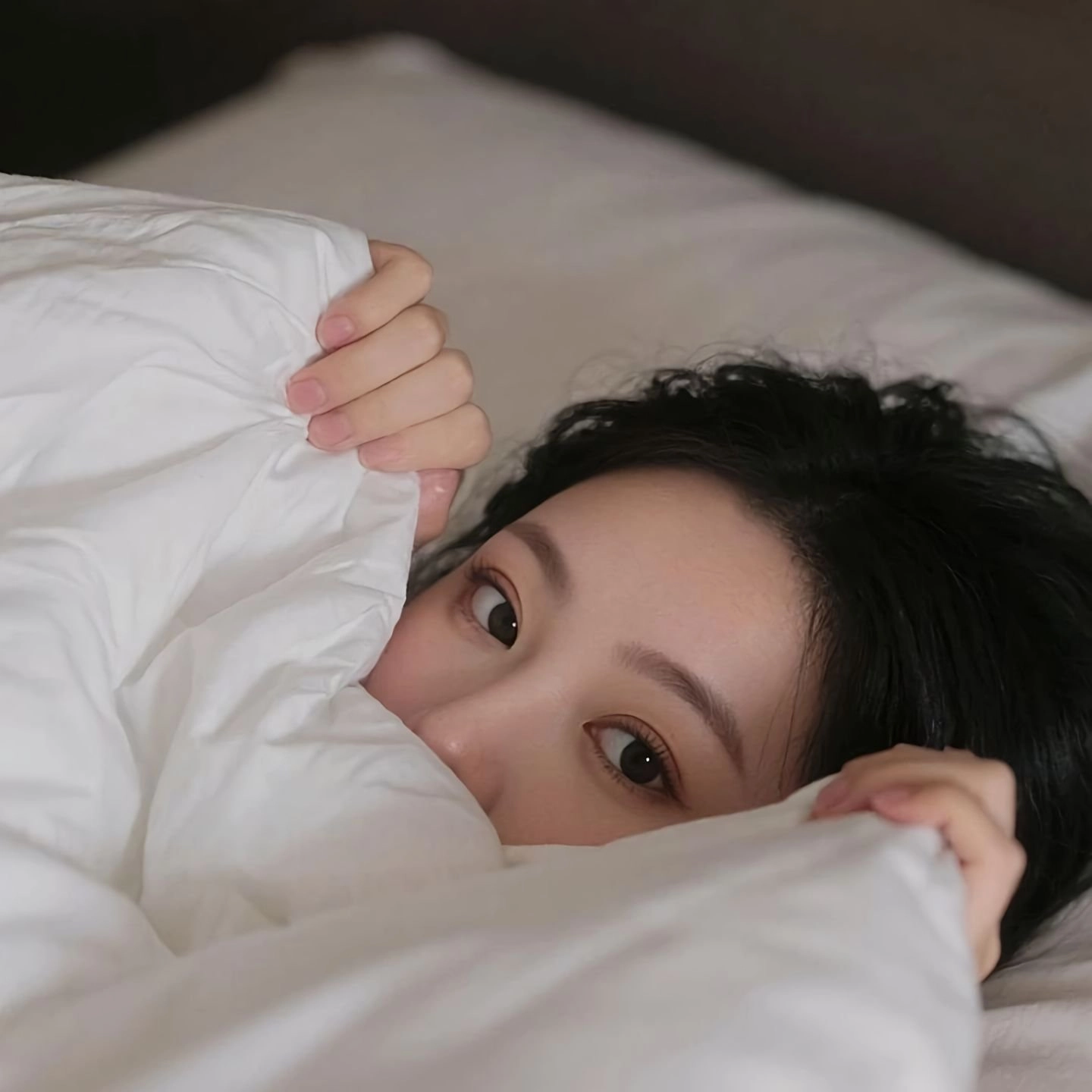 黑头发和棕色眼睛的女人躺在床上。