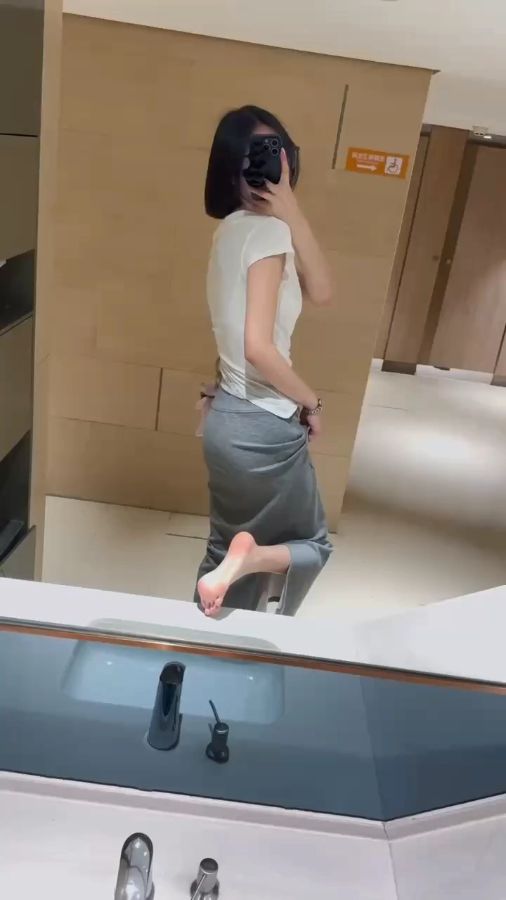 有马尾巴的女人在手机上说话。