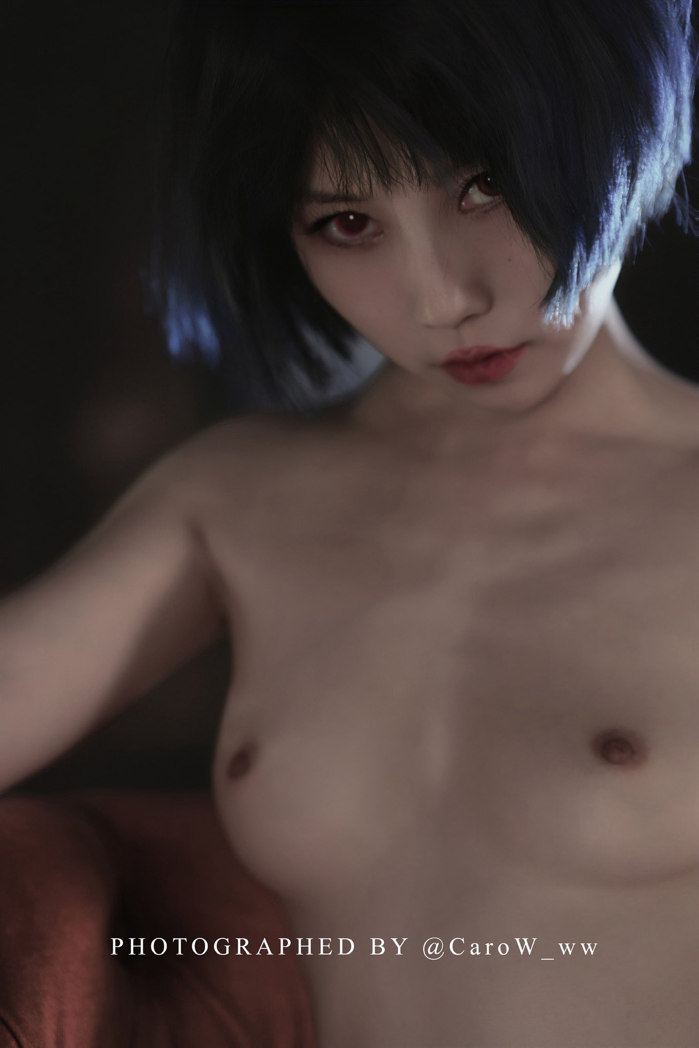 有蓝色头发和蓝色衣服的女人。