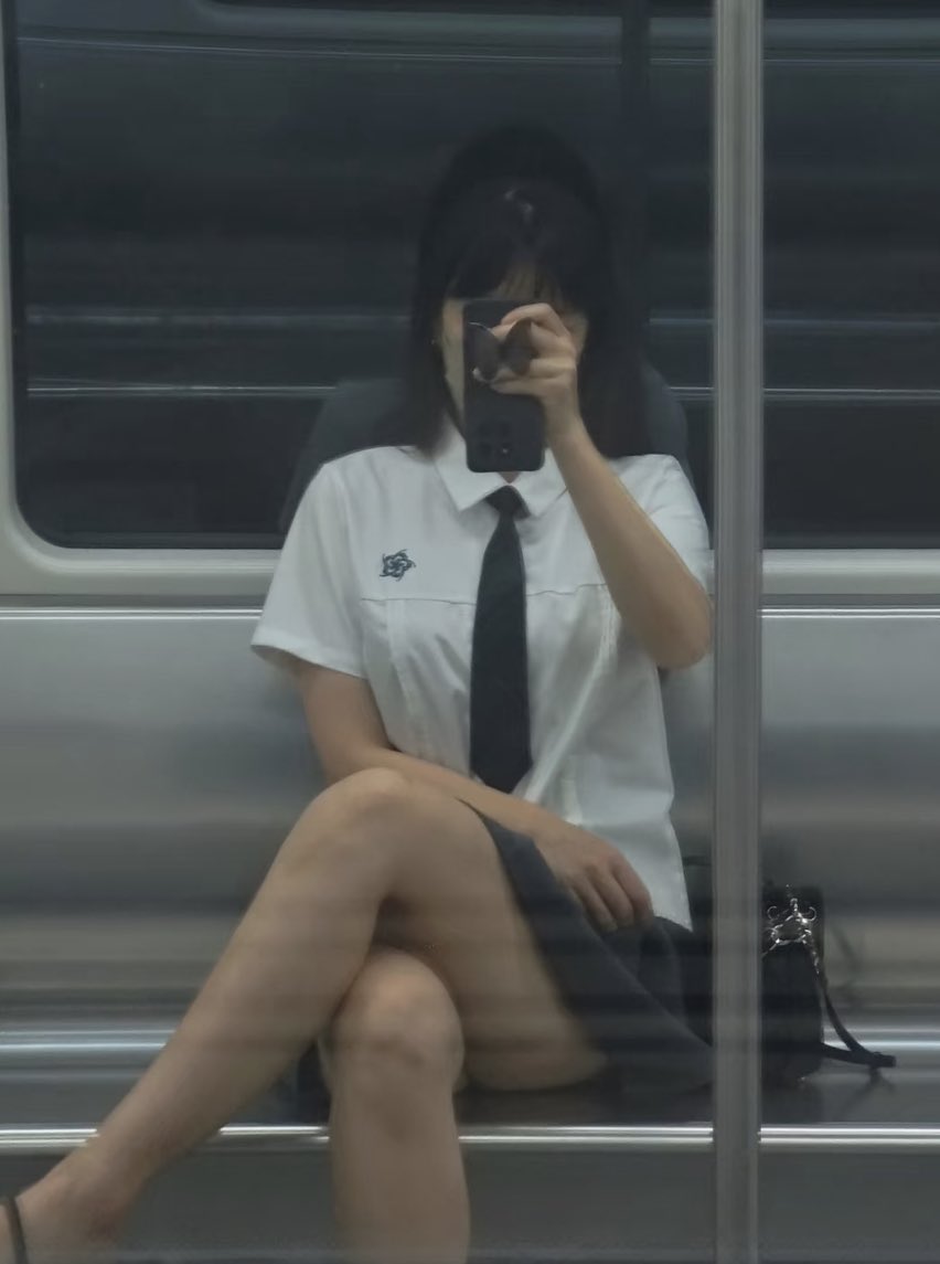 女人在地铁里拍个自拍。