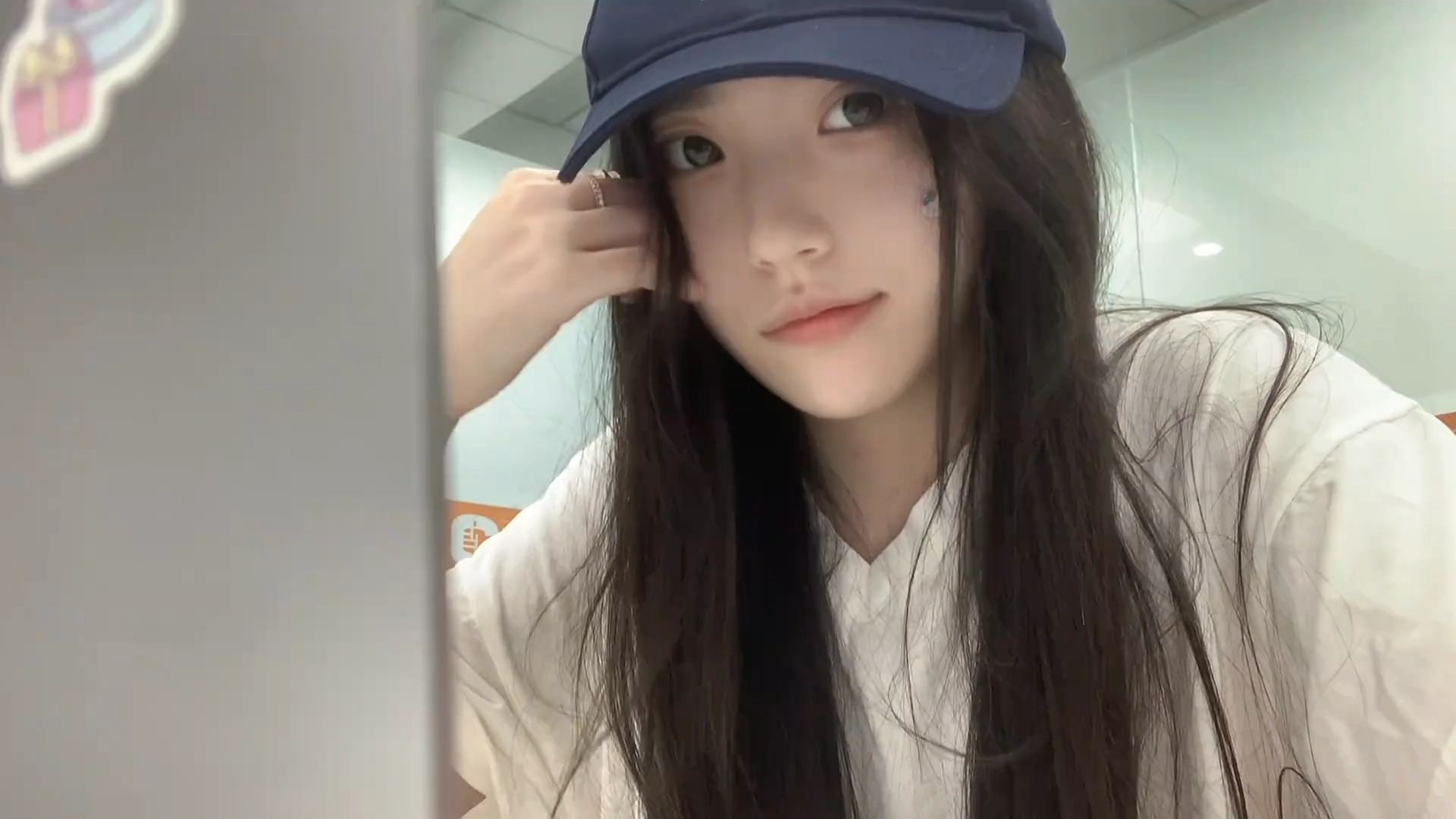 穿着蓝色帽子和白色衬衫的女人。