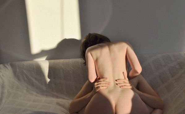 女人在镜子前拍自拍。