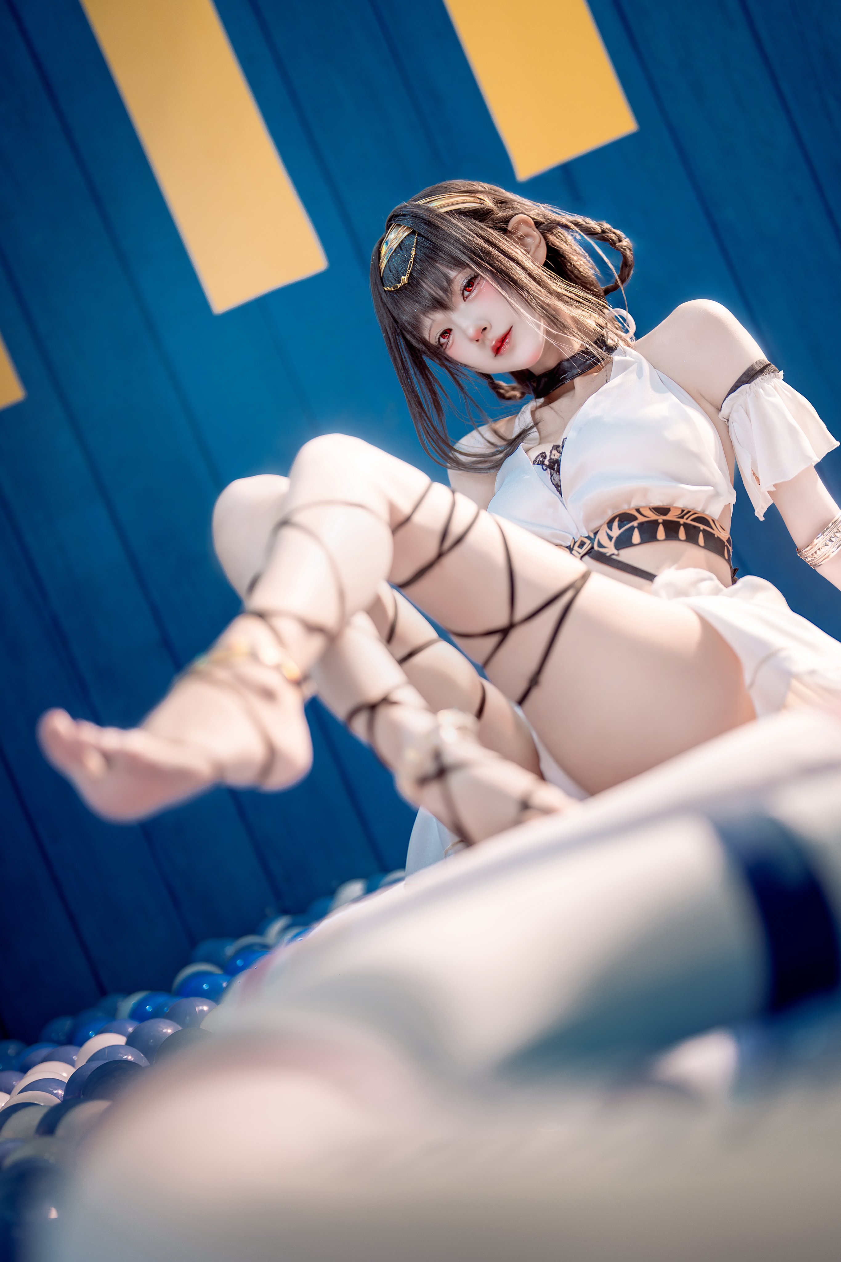 穿着白色衣服的女人坐在球上。