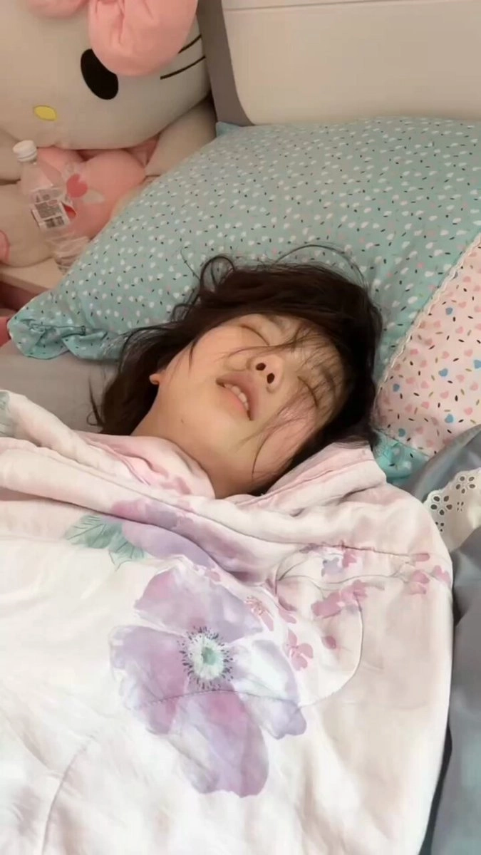女孩睡着,嘴巴睁开。