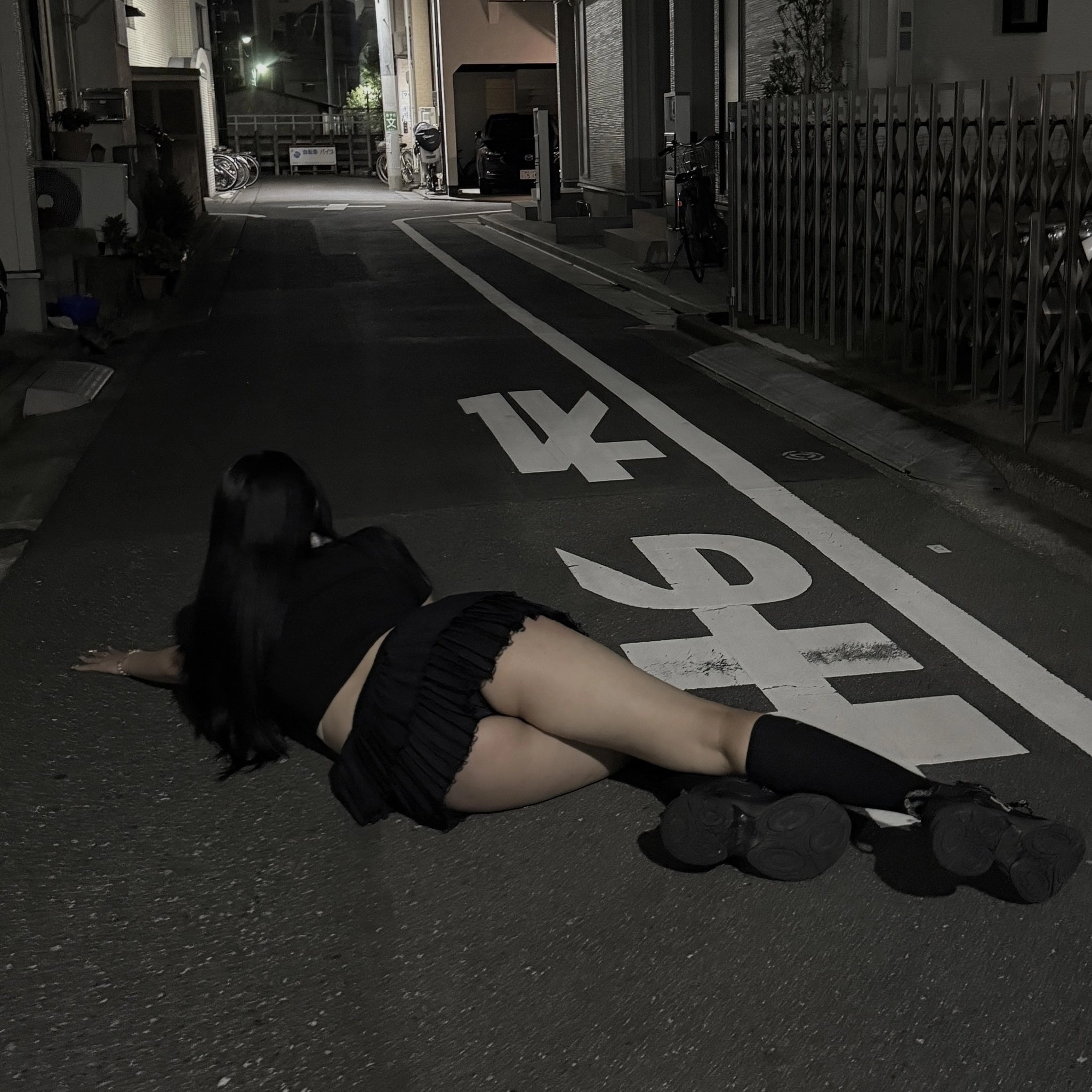 女人躺在街上。