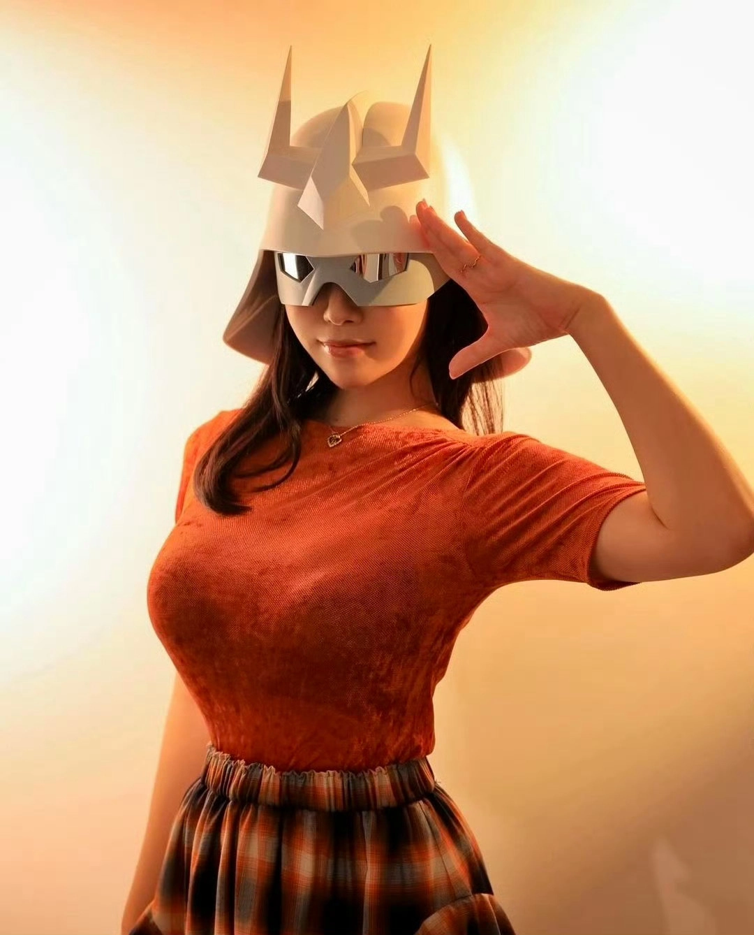 戴帽子和眼镜的女人。