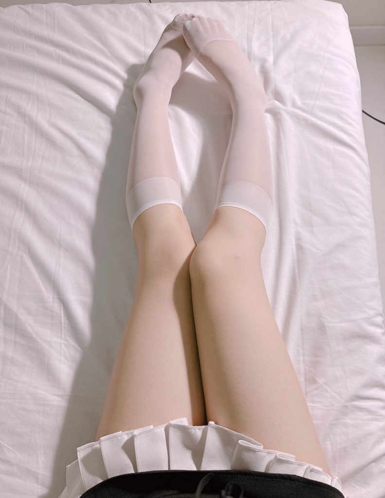 女人的腿在床上交叉。