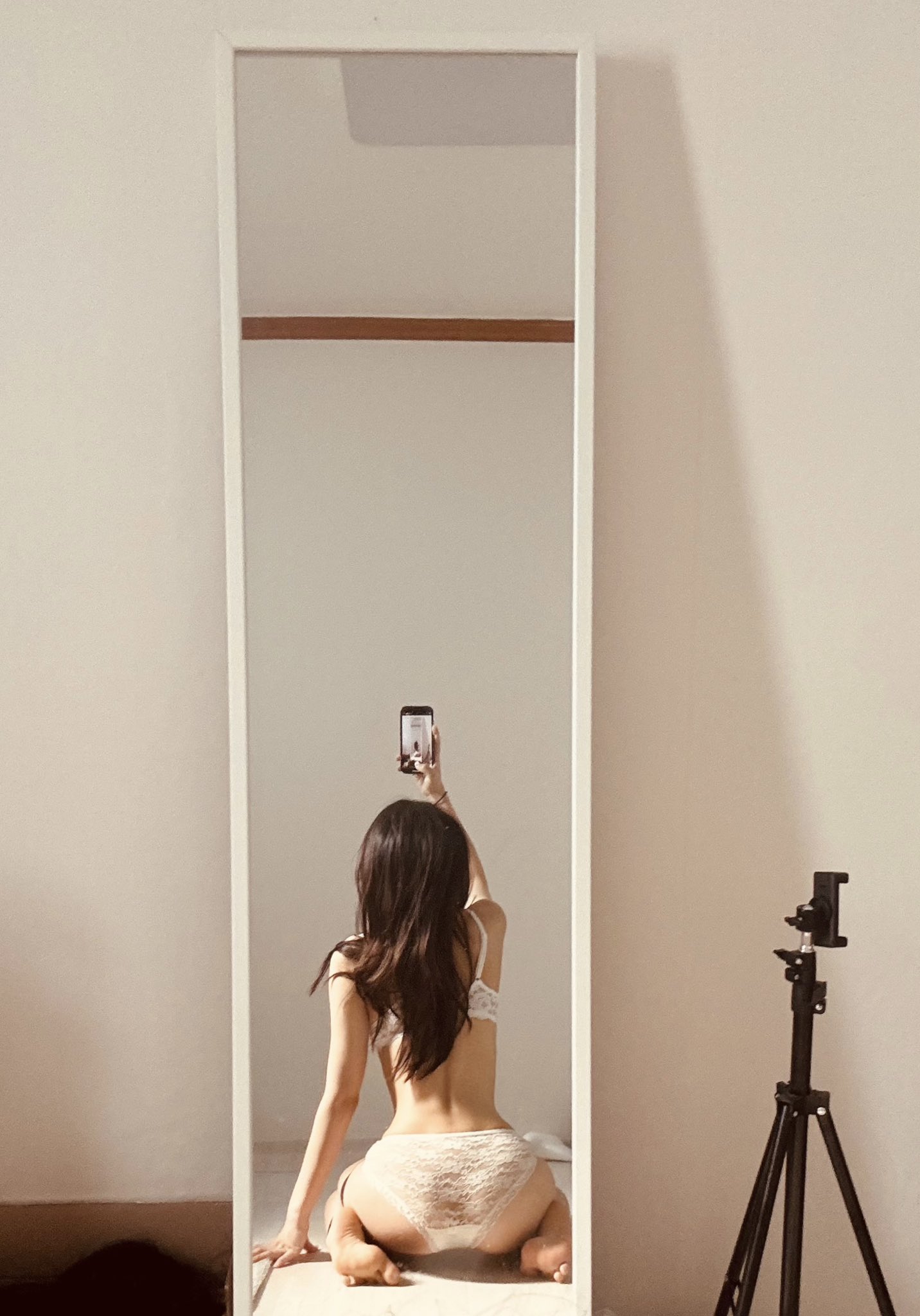 女人在镜子前拍自拍。