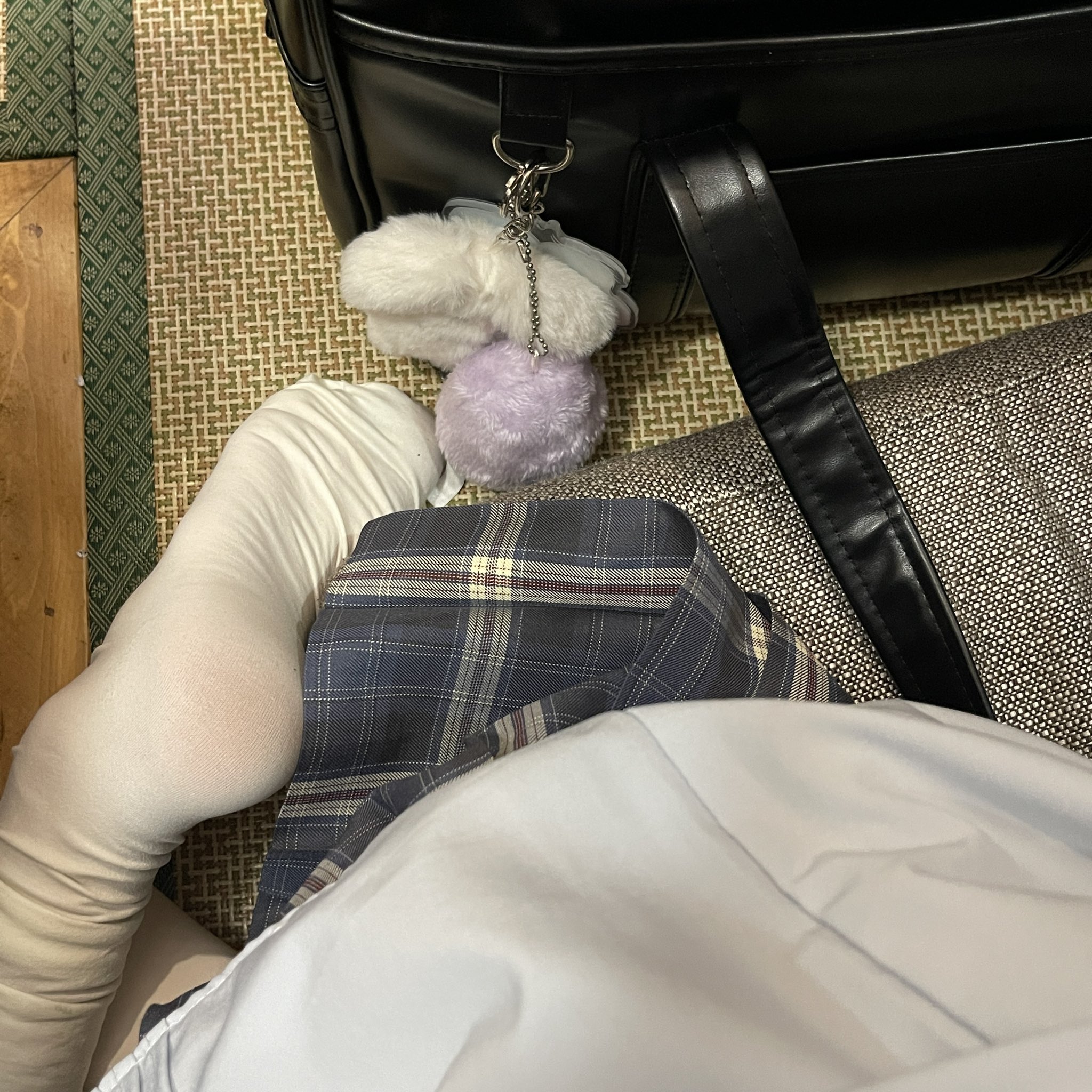 穿着一件白色衬衫和一件白色的裙子的人。