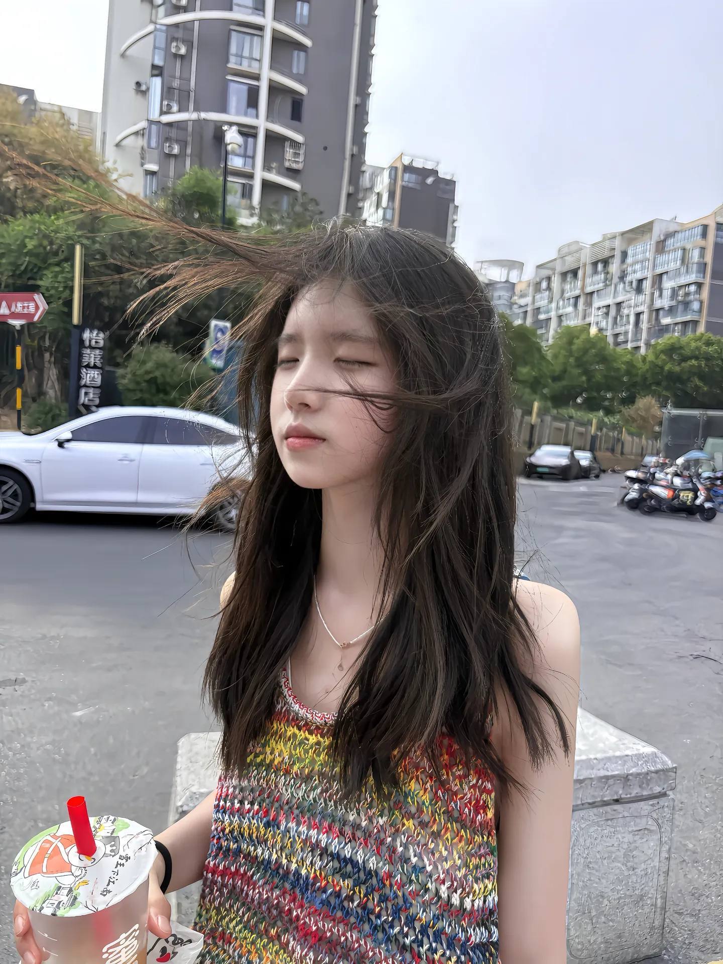 女人手里拿着一只小马,手里拿着一杯。