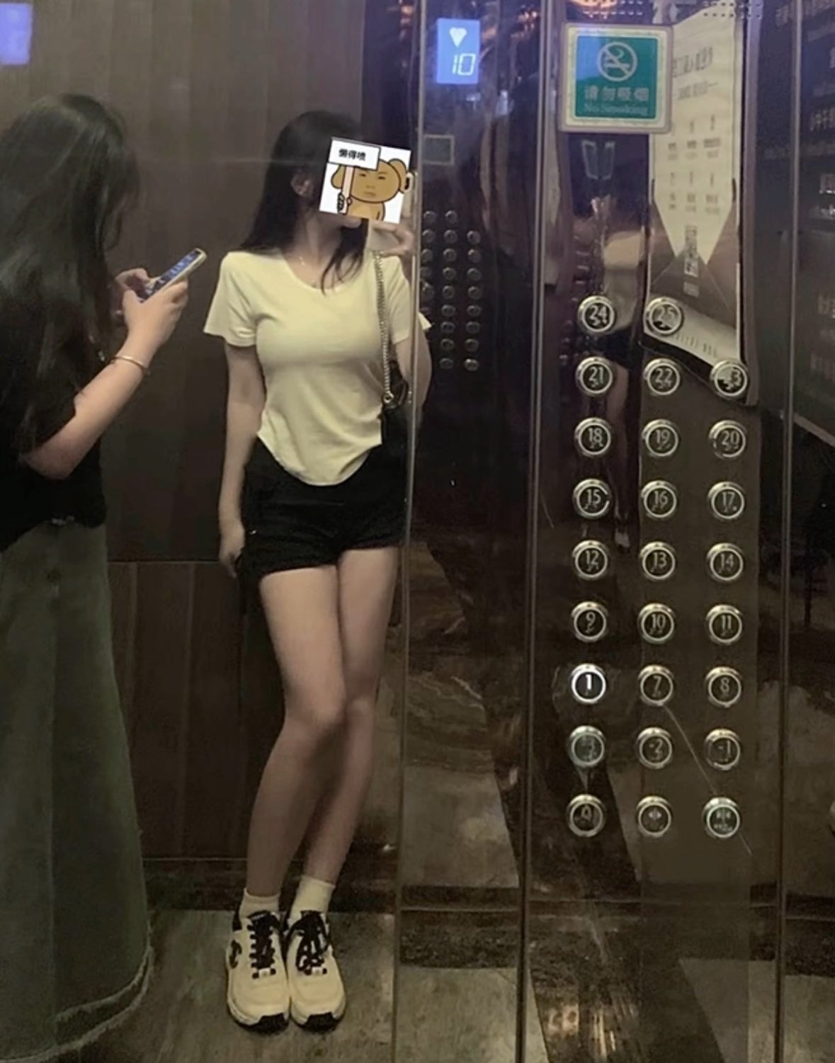 女人在电梯里拍个自拍。