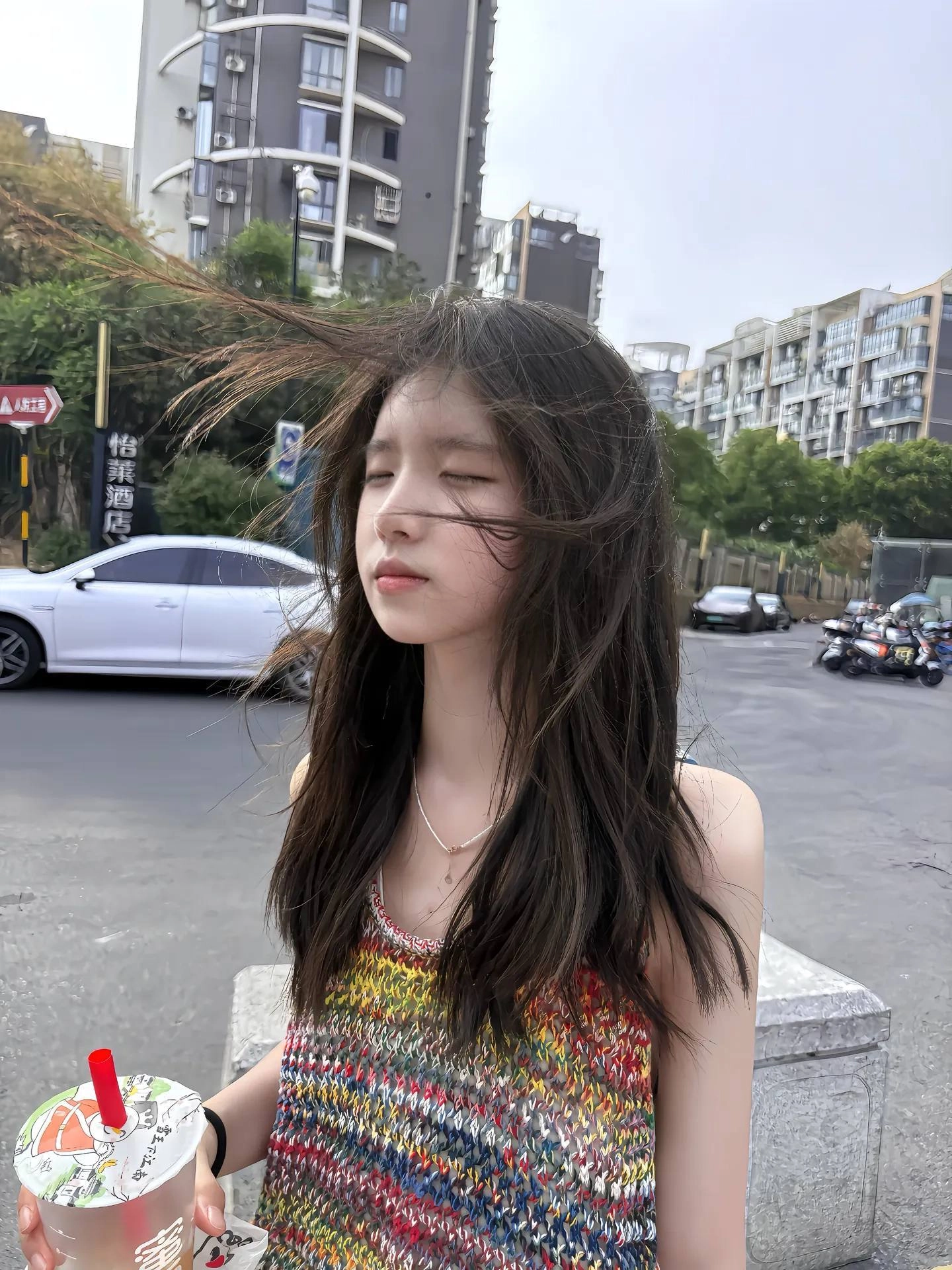 女人手里拿着一只小马,手里拿着一杯。