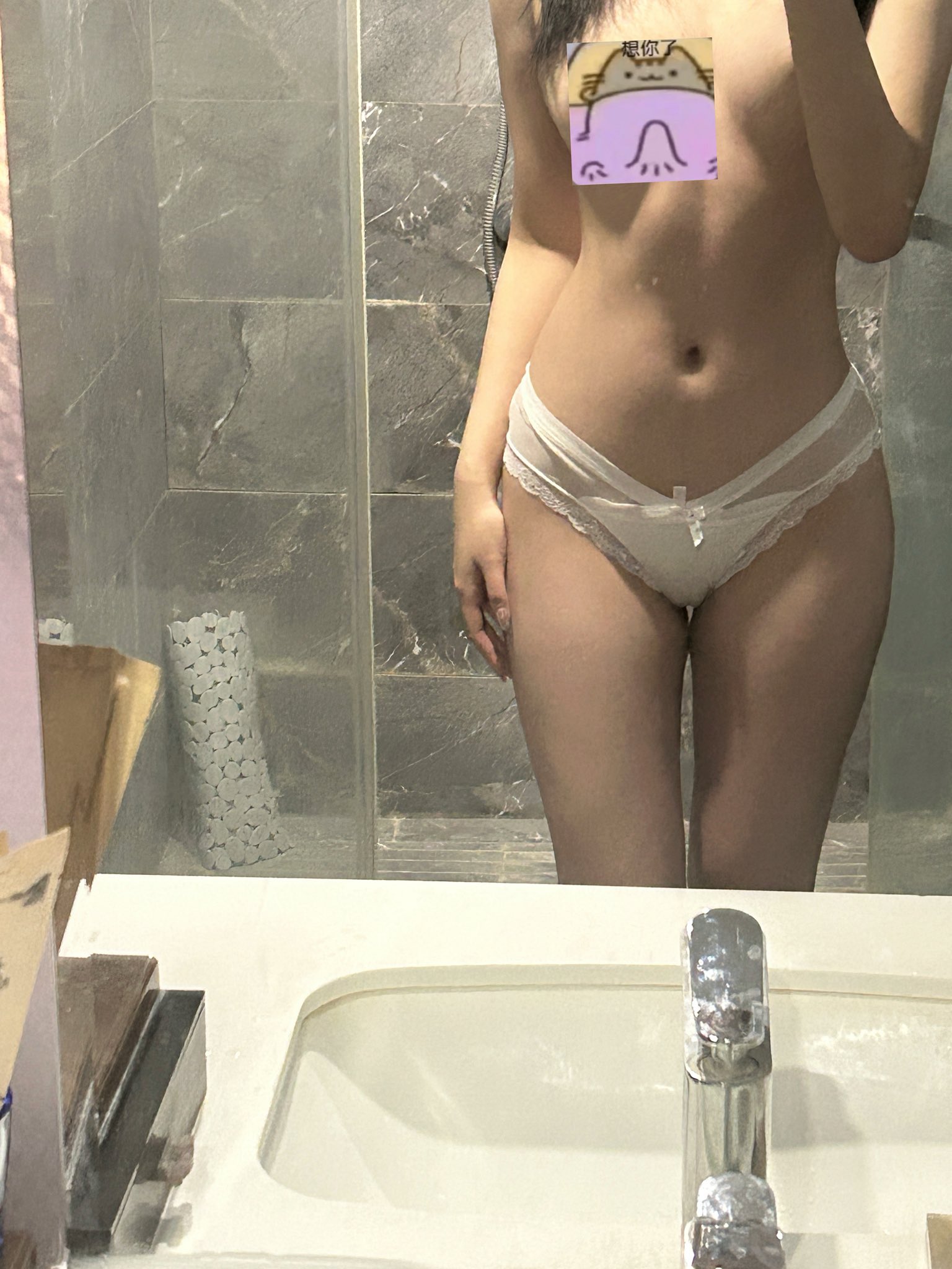 女人在浴室里拍个自拍。