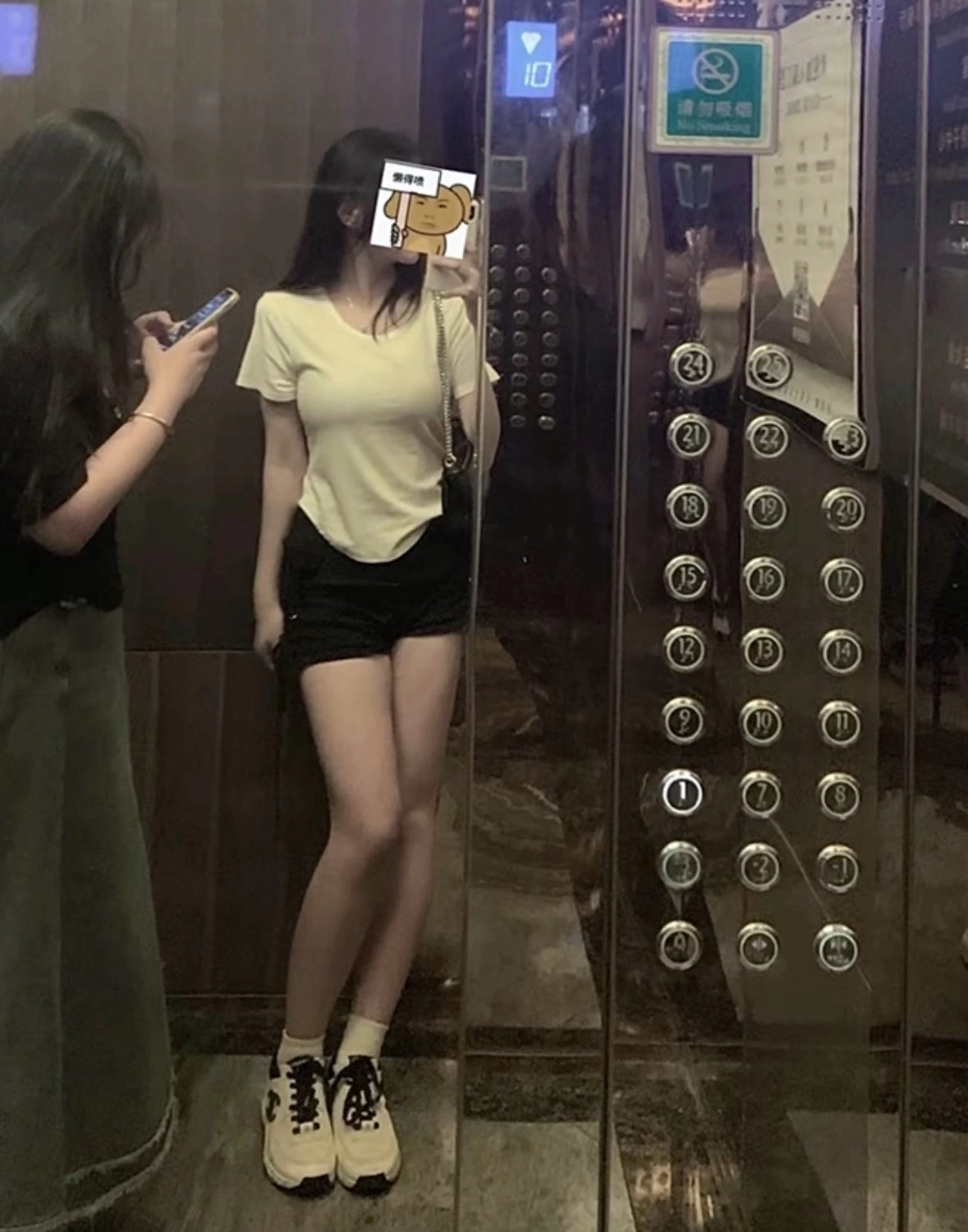 女人在电梯里拍个自拍。