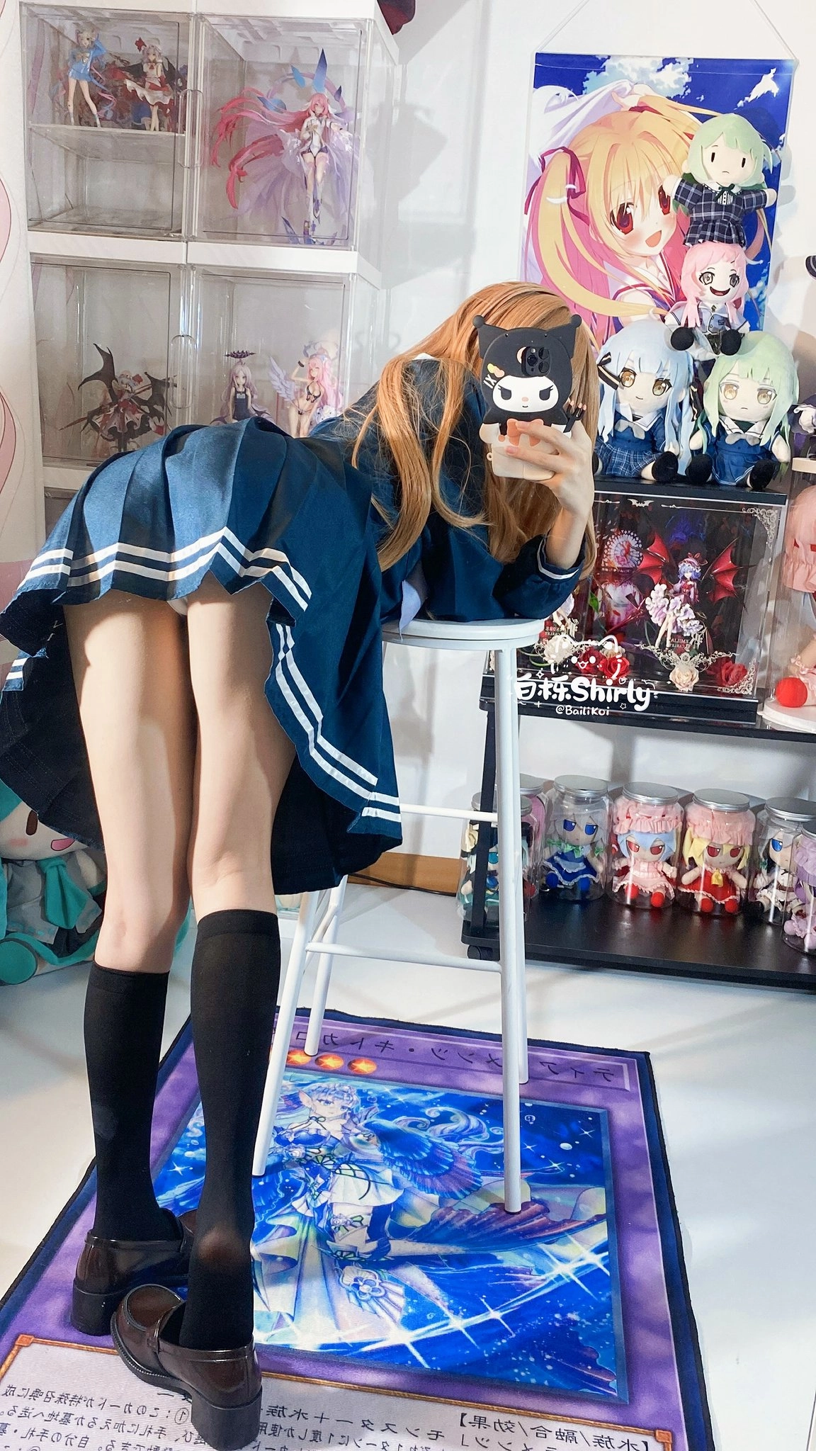 女孩用手机拍自拍。