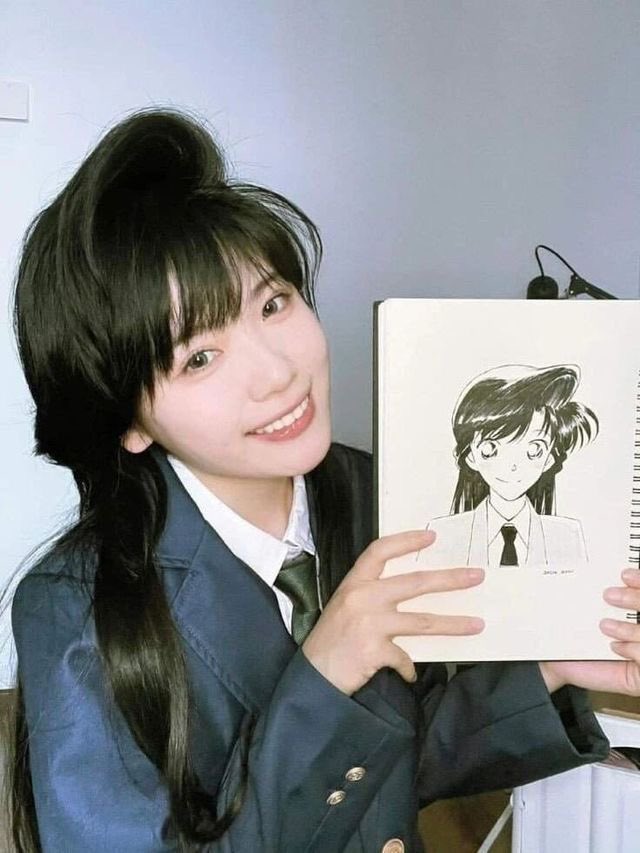 女人拿着一个性格的绘图。