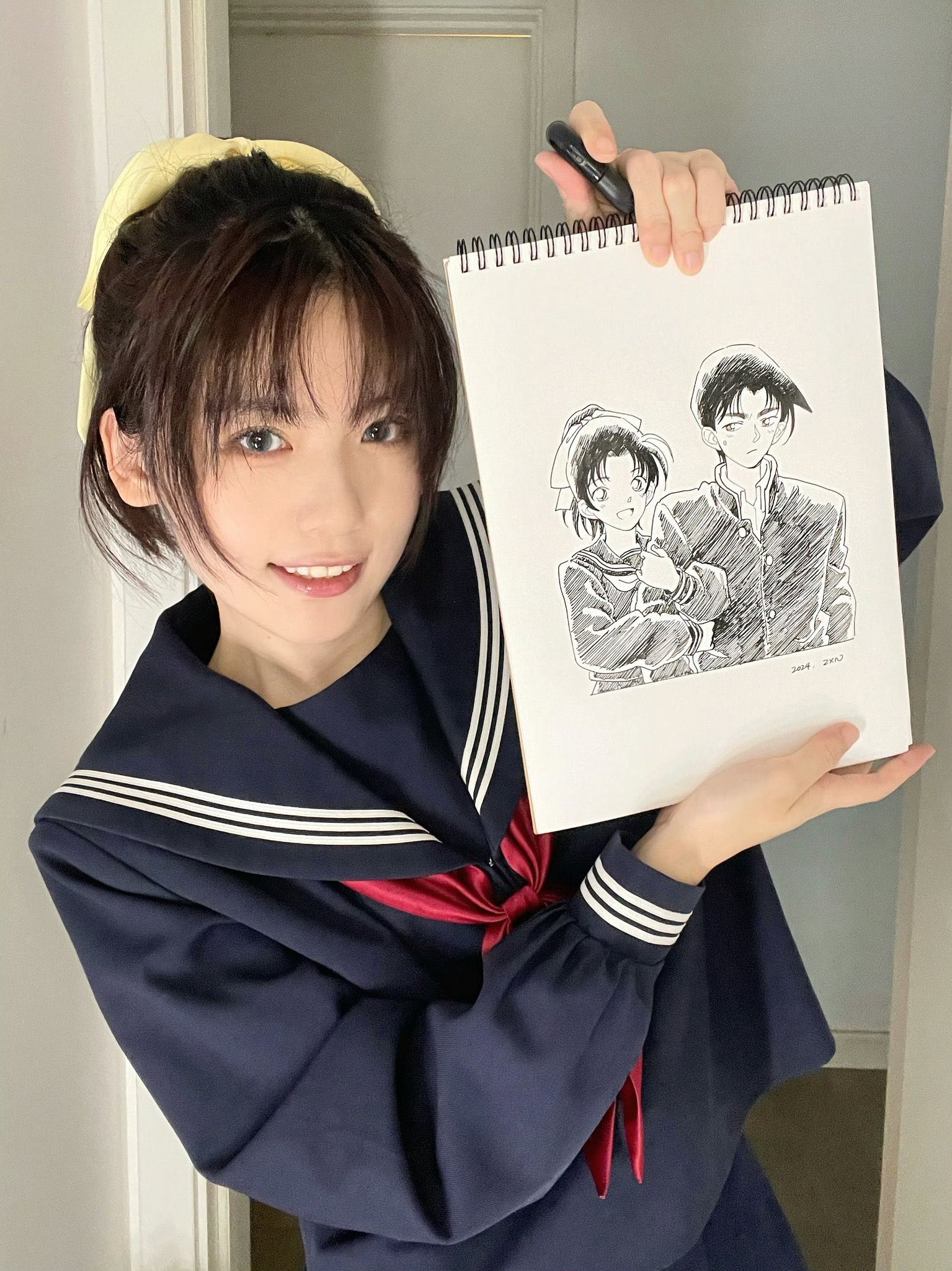 女人拿着一个性格的绘图。